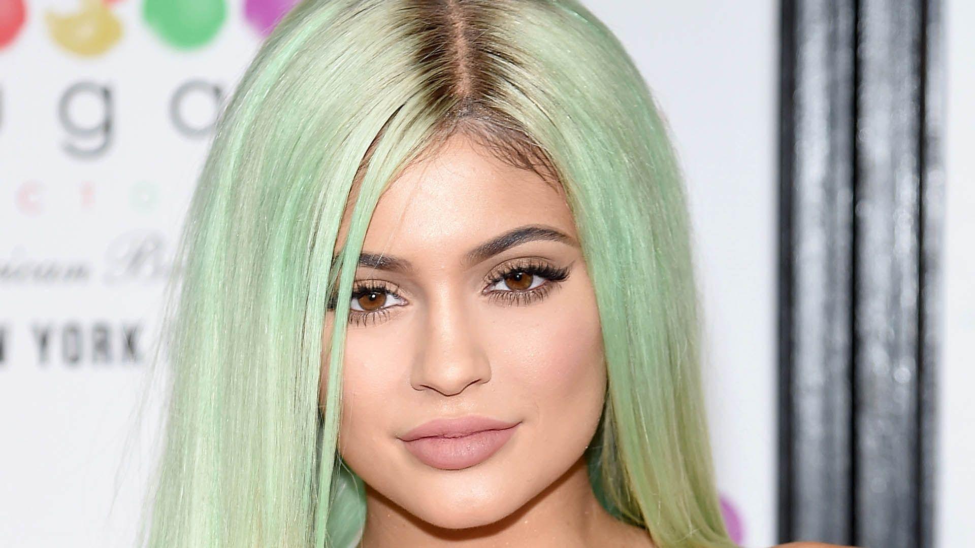 Kylie Jenner Green Hair HD 16 9