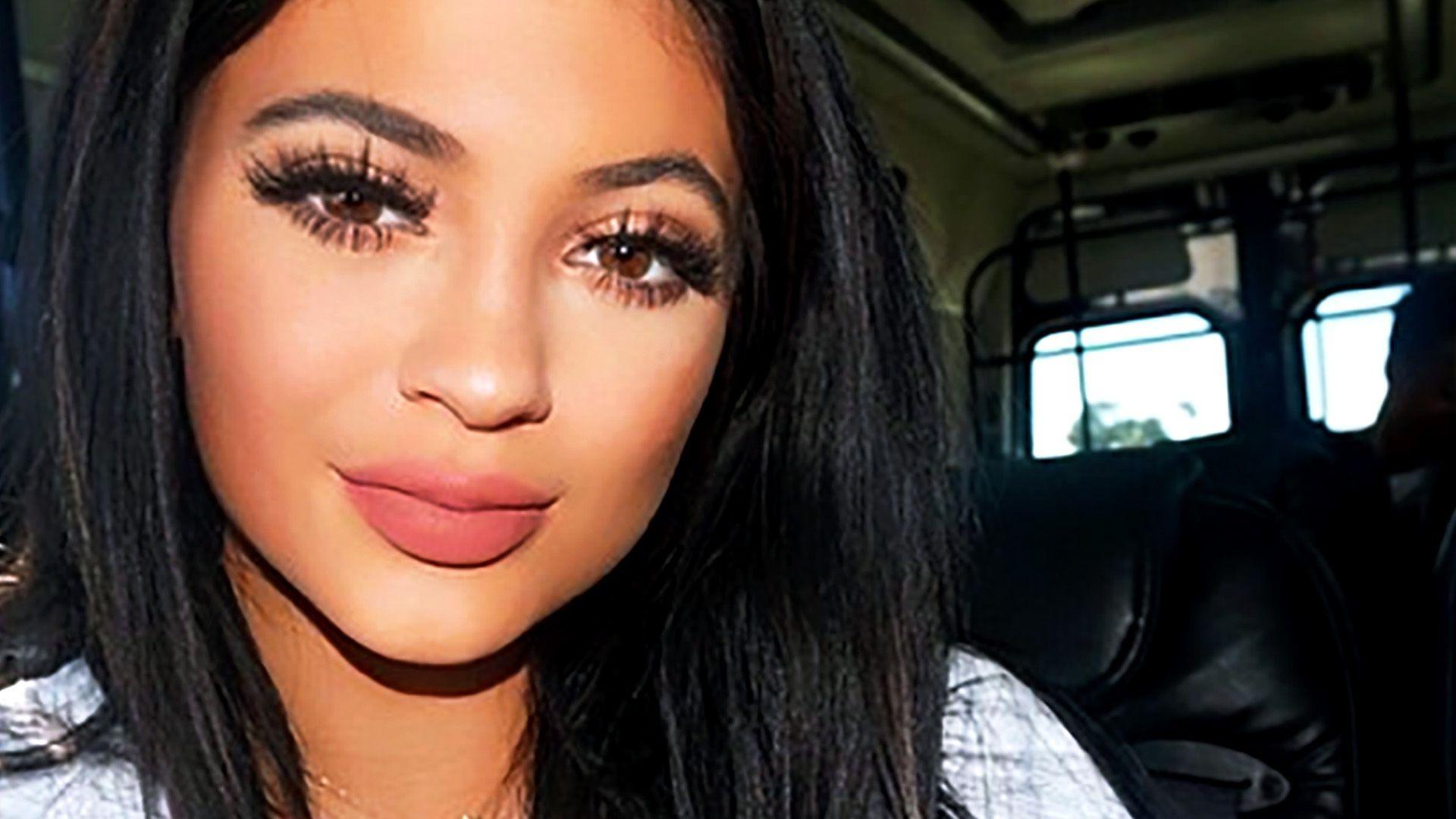 Kylie Jenner's Plumped Up Lips Wallpaper. HD New Wallpaper