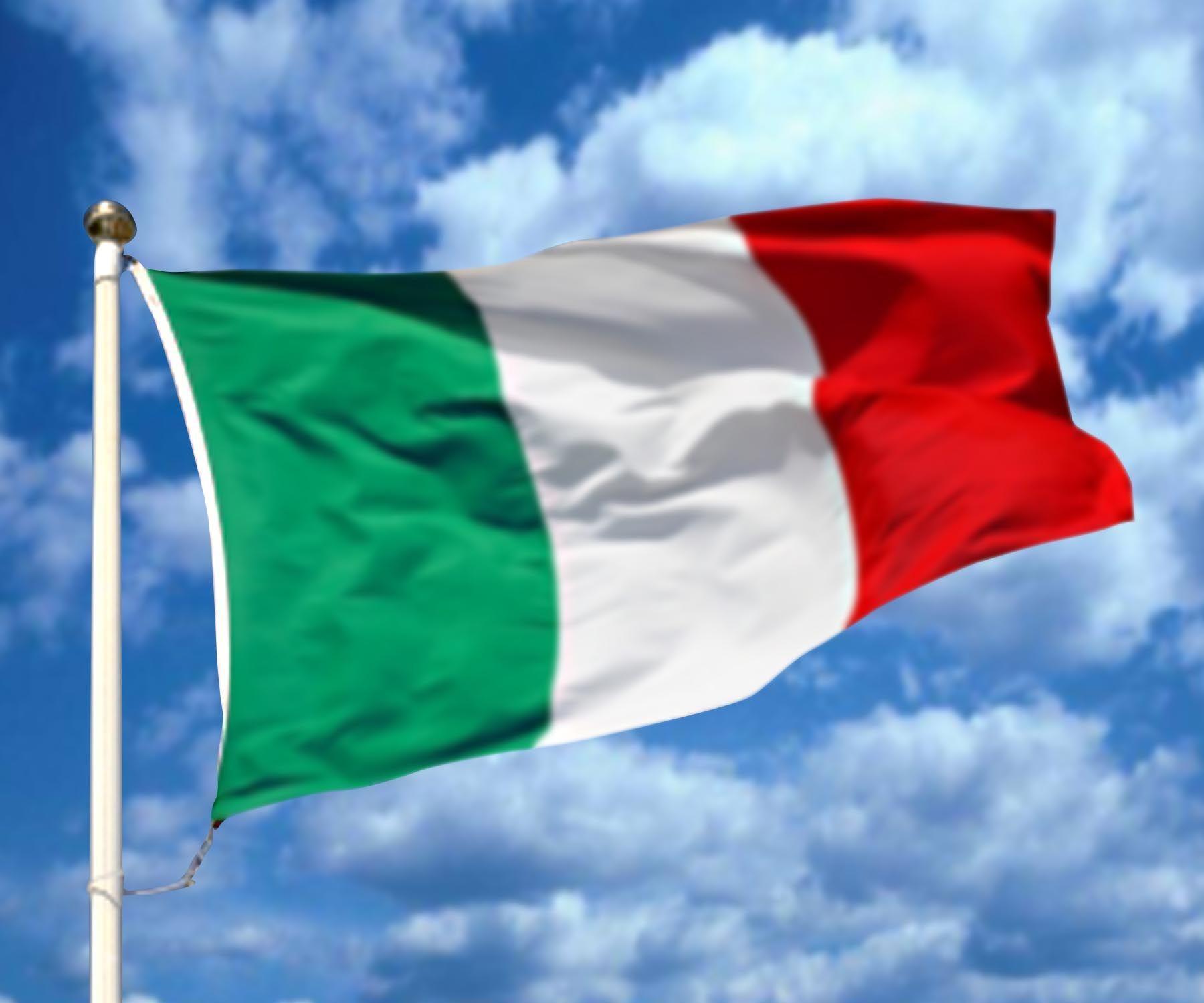 Sintético 97+ Imagen De Fondo Bandera De Italia De Luto Mirada Tensa