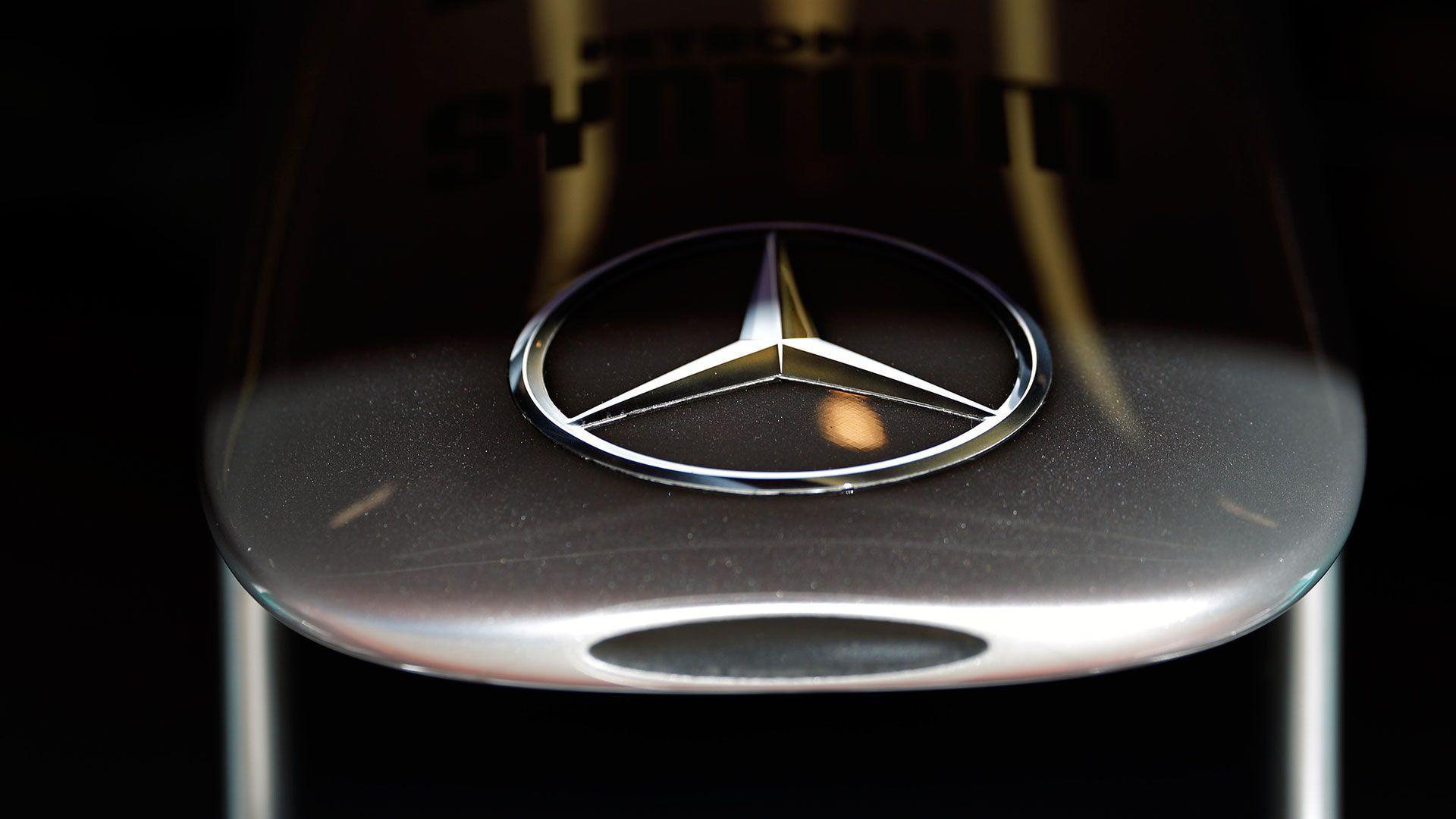 Mercedes Benz Logo Elegant Wallpaper