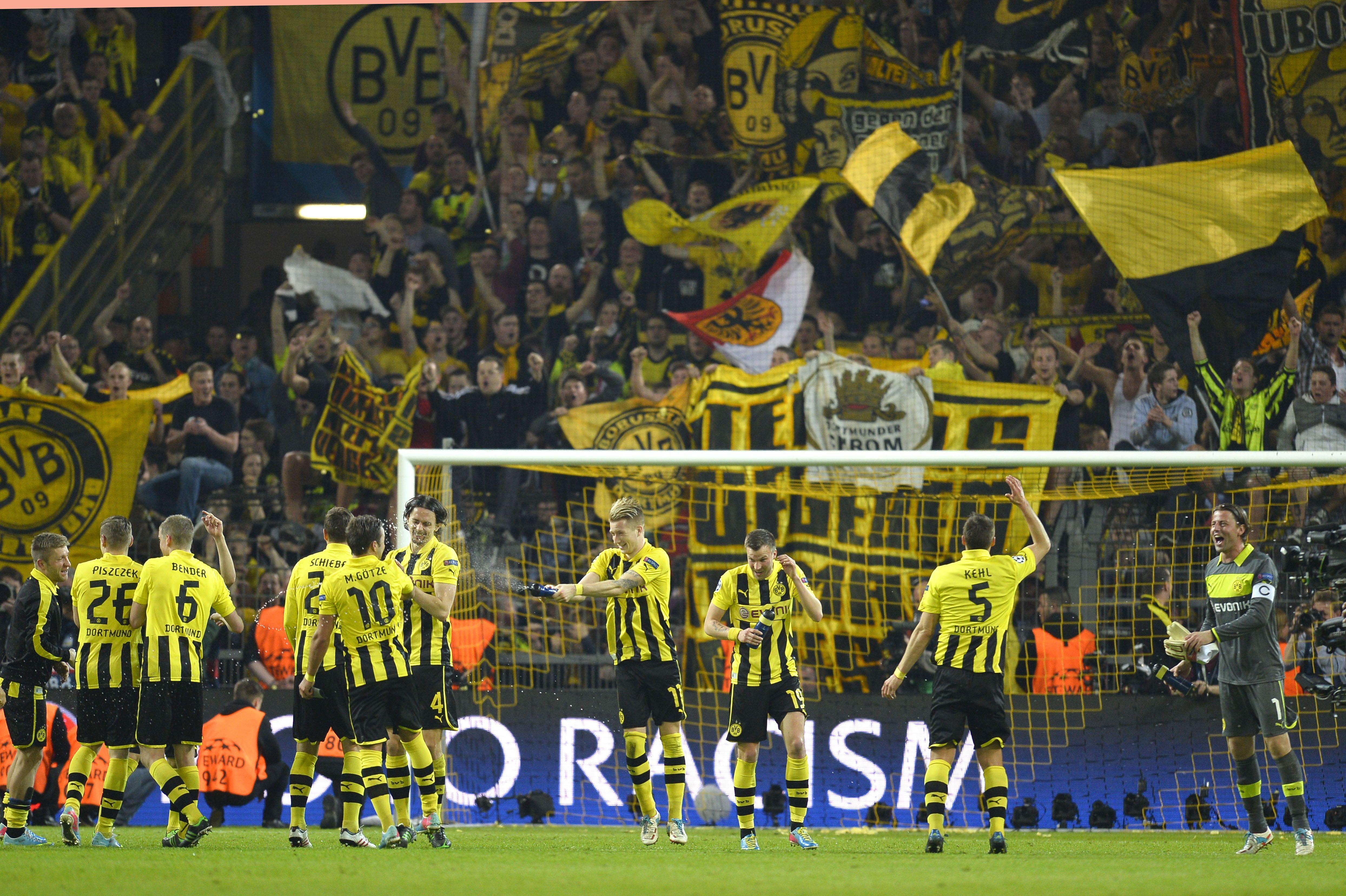 Madrid vs borussia dortmund. Боруссия Дортмунд обои. Боруссия Дортмунд на рабочий стол. Боруссия Дортмунд база. ФК Боруссия Дортмунд обои на рабочий.