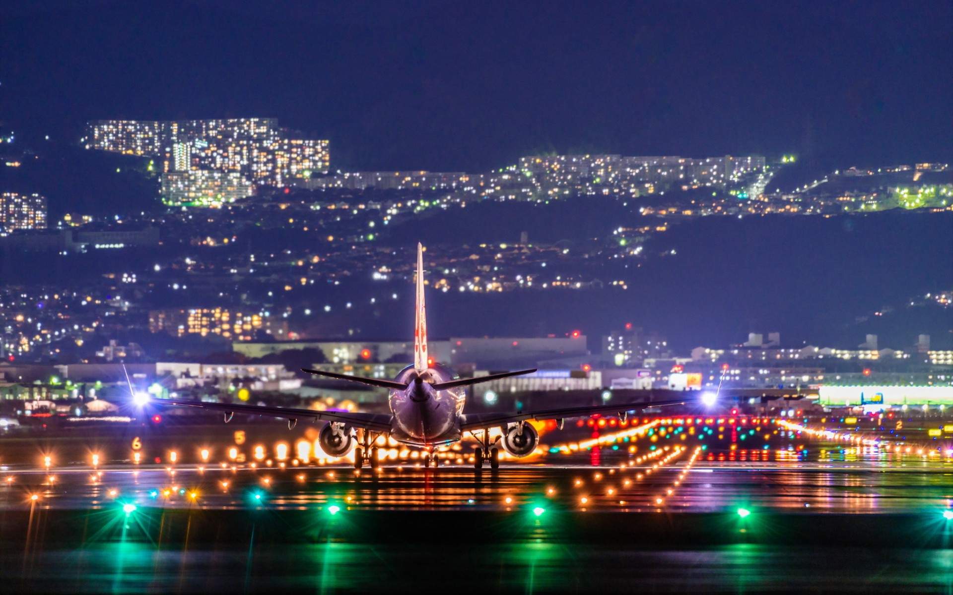 Airplane Landing at Itami Airport Wallpaper HD For Desktop
