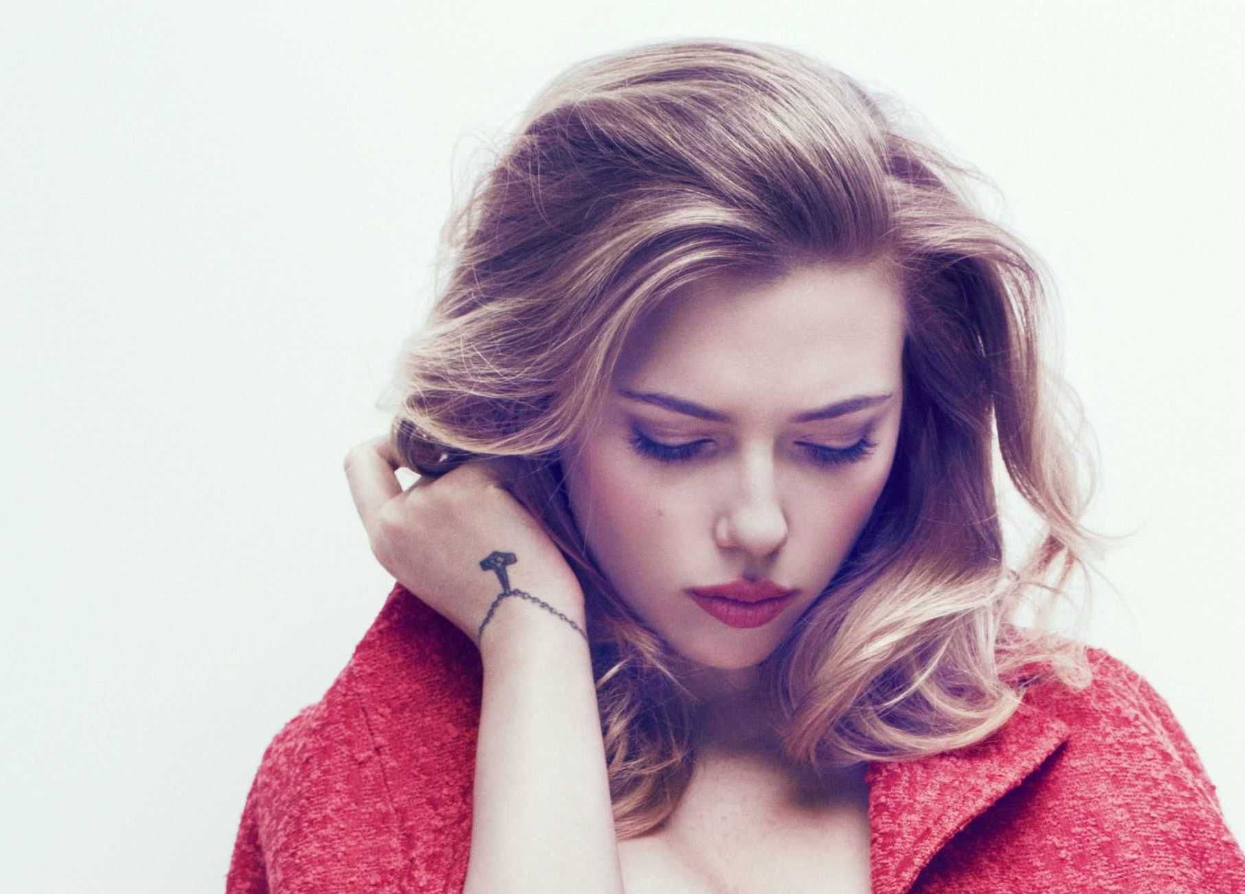 Download Curvy Licious Scarlett Johansson Wallpaper in HD