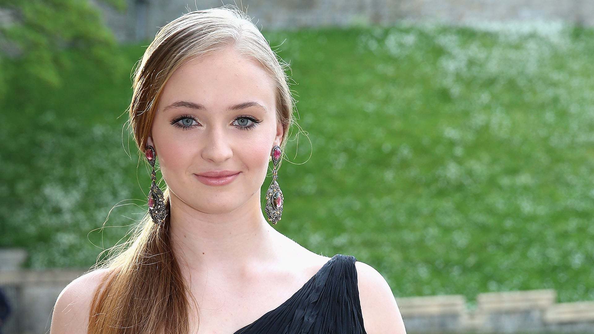 Sophie Turner Wallpaper Image Photo Picture Background