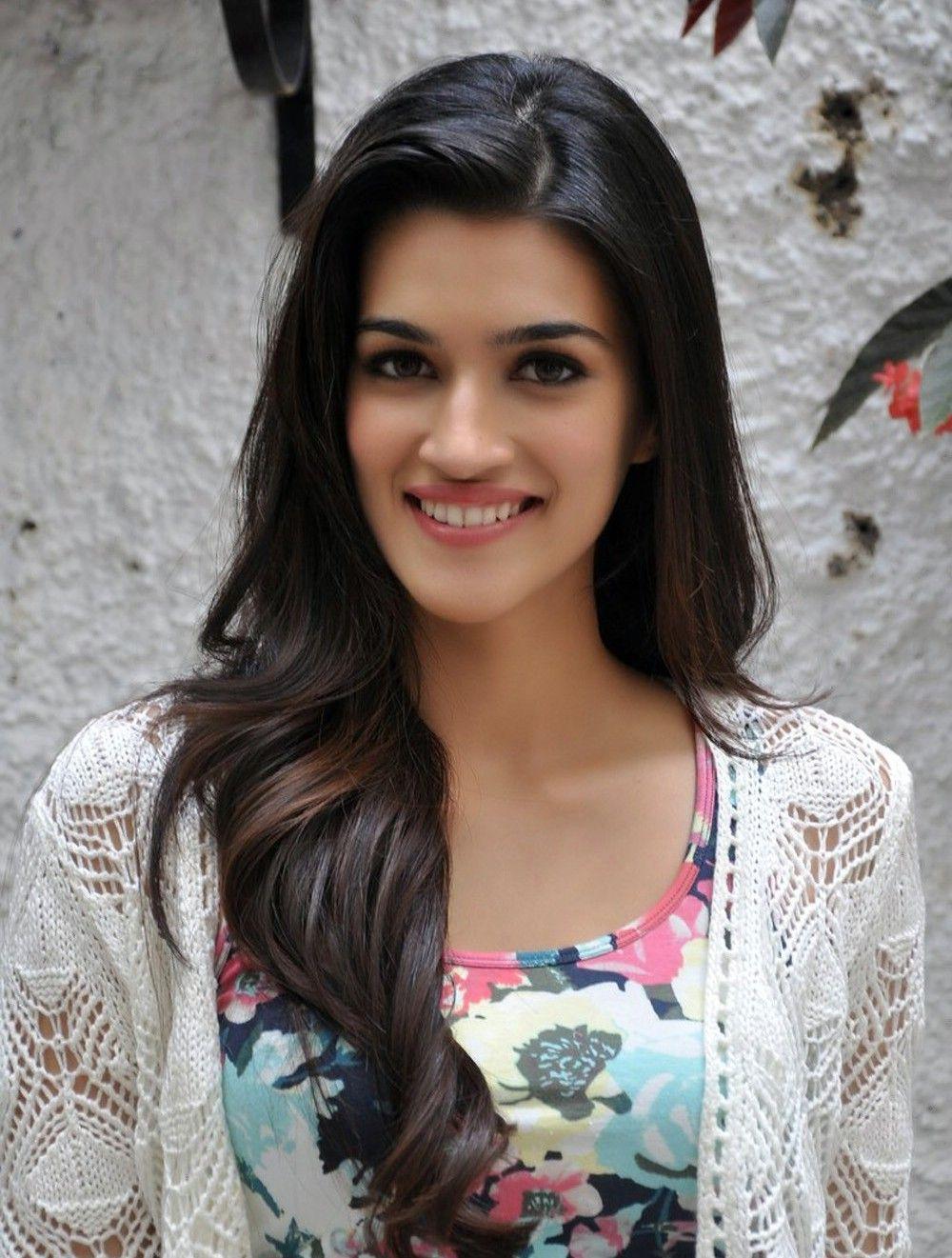 Kriti Sanon Hd Wallpapers In Saree Available Screen Resolutions To Download Are From 1080p To