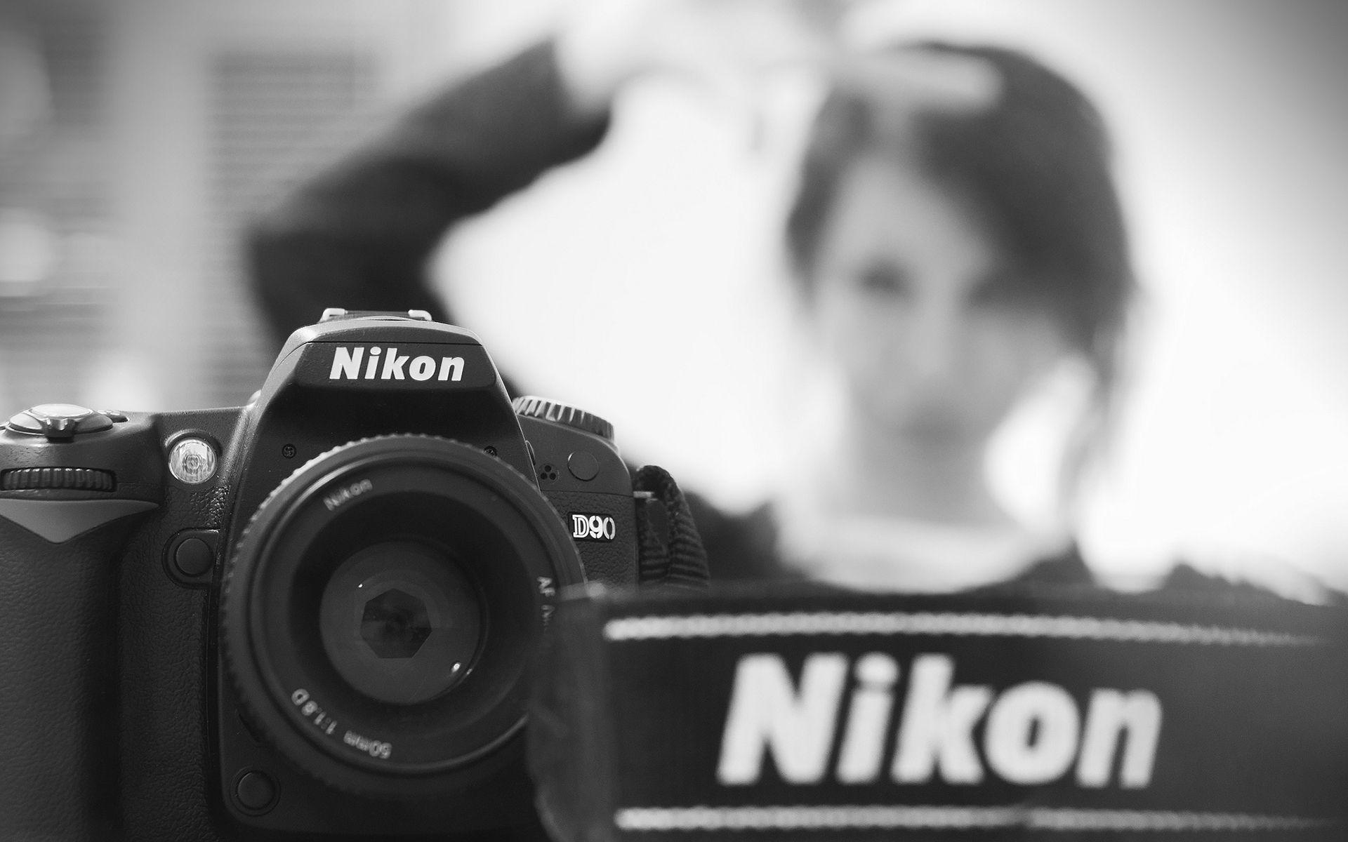 Девушка с фотоаппаратом Никон