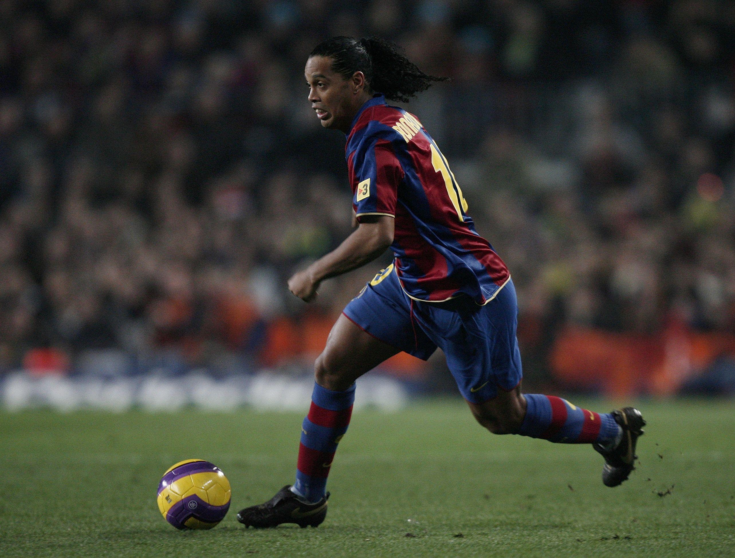 Os dez maiores golaços de Ronaldinho Gaúcho nos anos geniais de