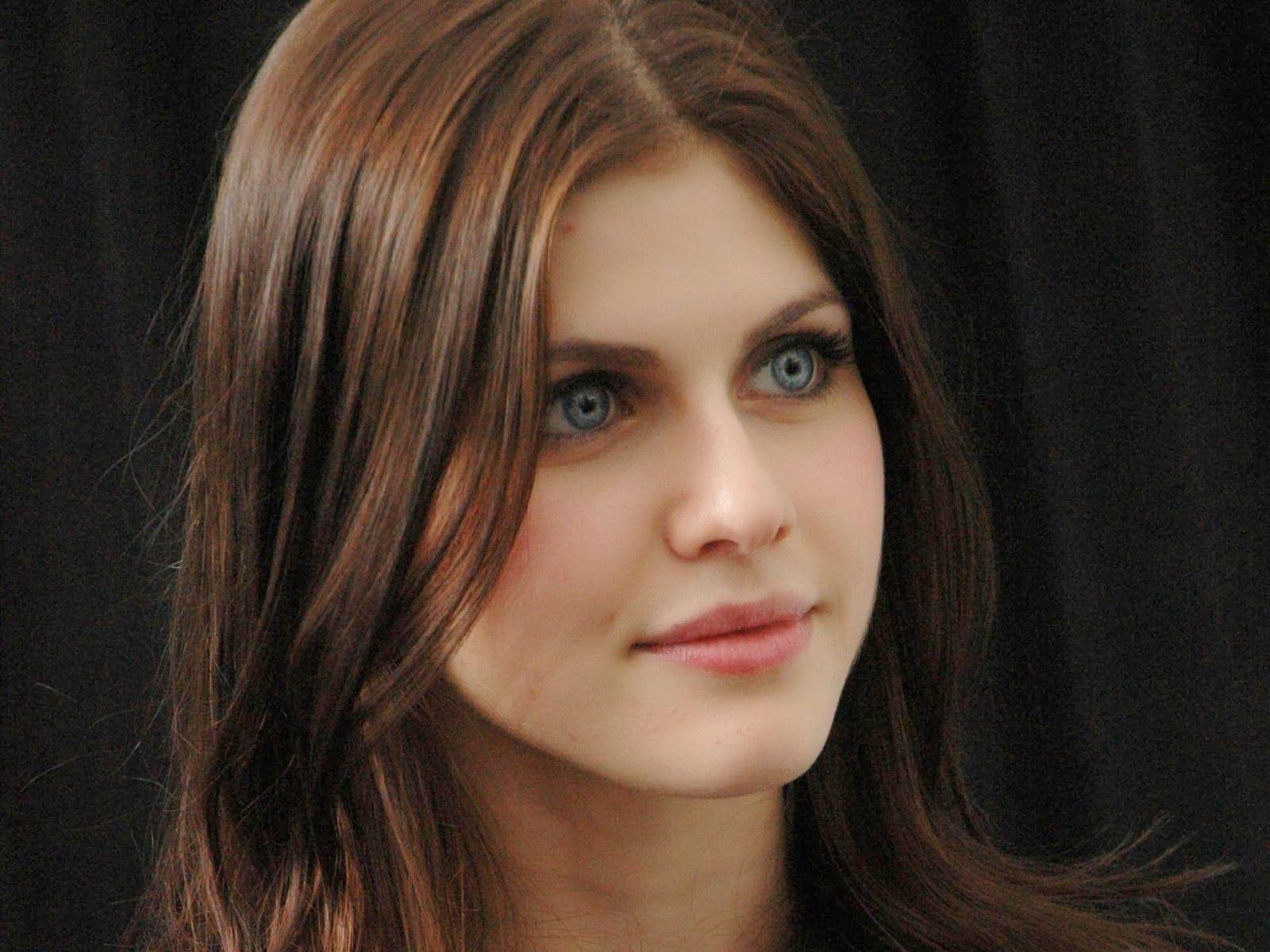 Alexandra Daddario HD Wallpaper for desktop download