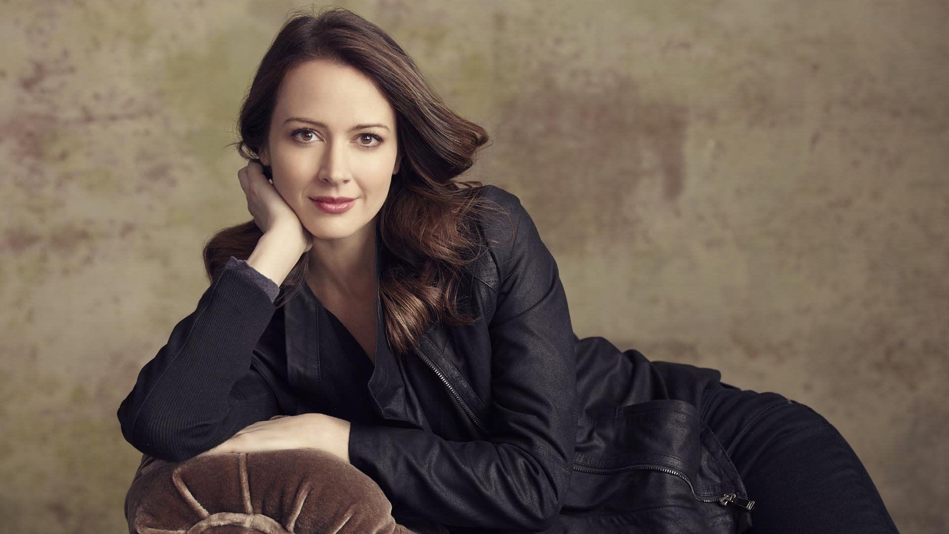 Amy Acker HD Wallpaper and Background Image