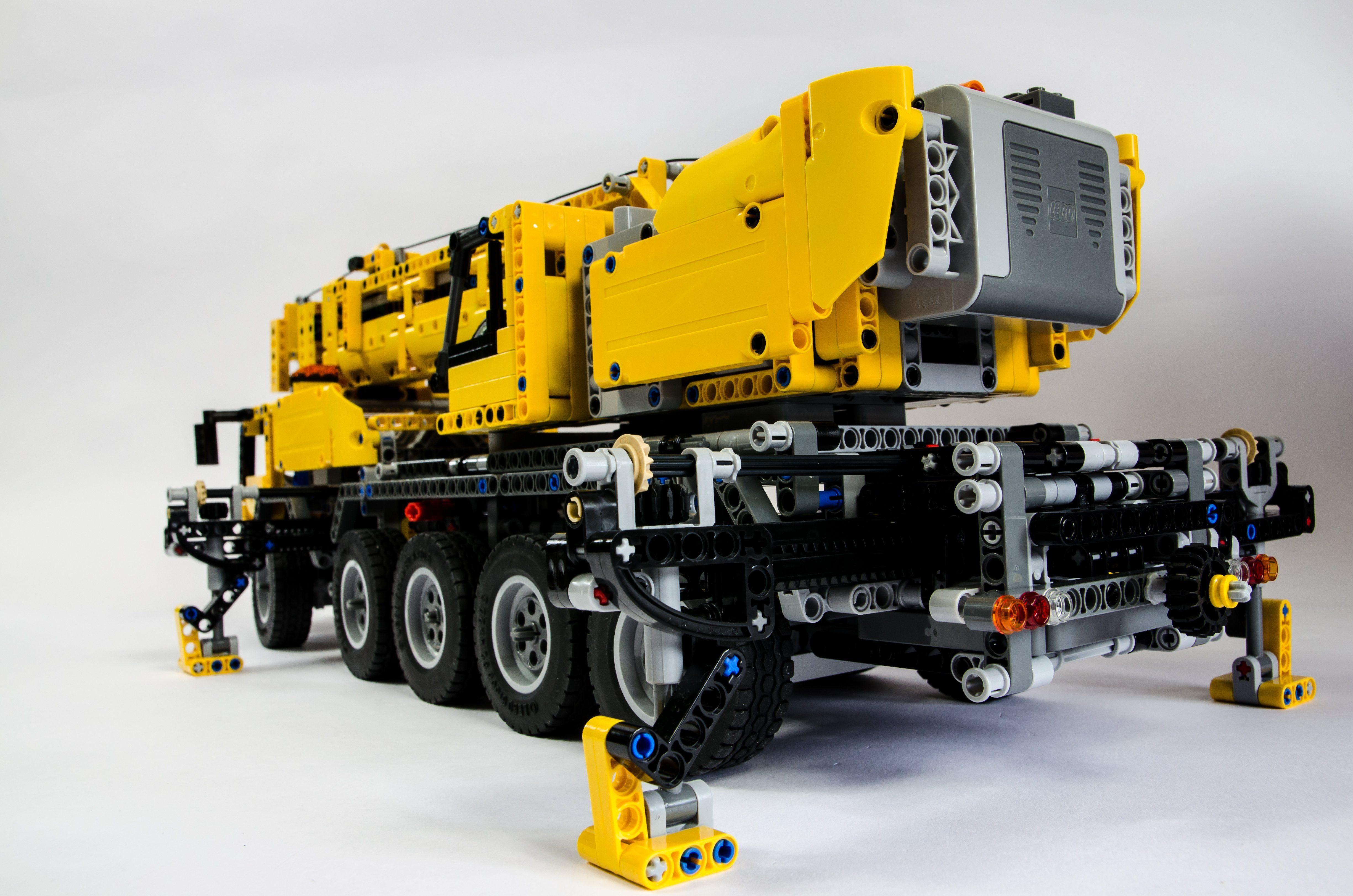 MOBILE CRANE construction truck semi tractor ariel cranes boom