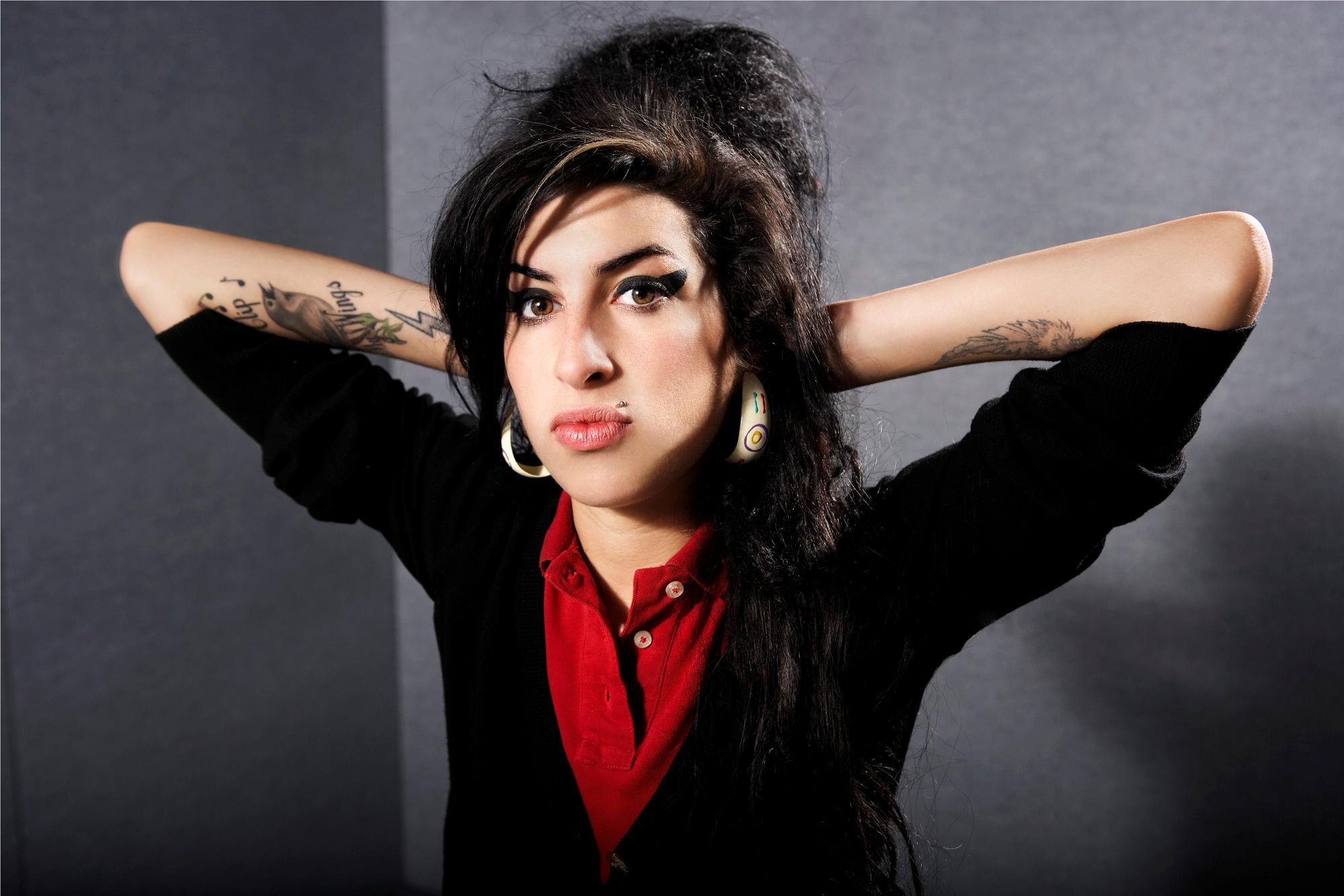 Amy Winehouse Wallpaper Image Photo Picture Background
