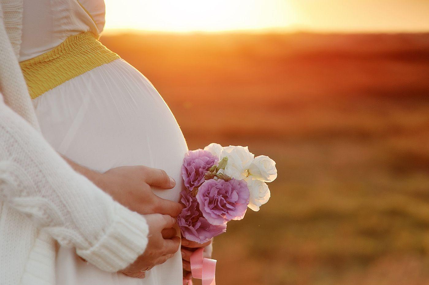 Pregnant women with flowers 50636