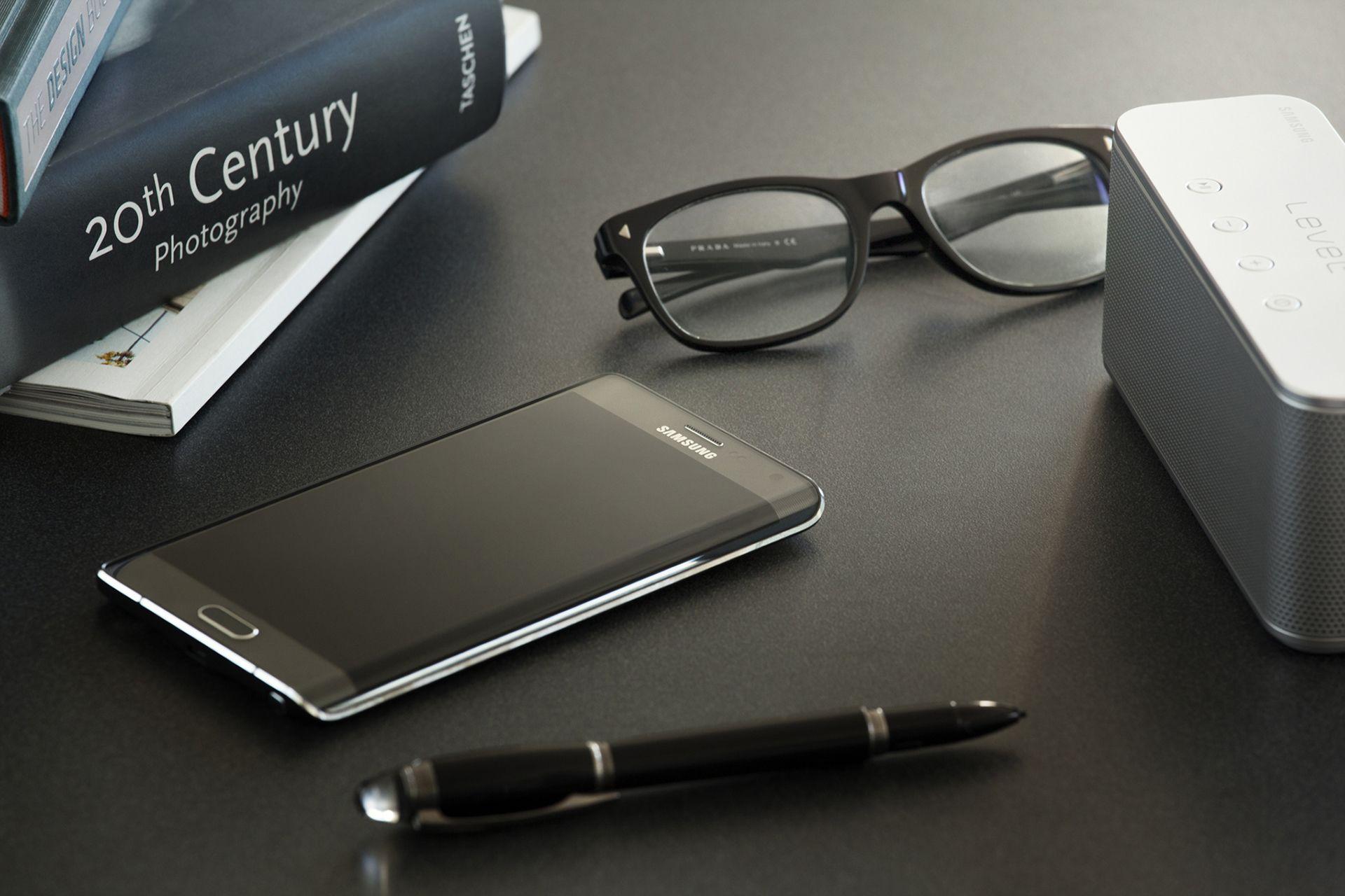 Wallpaper Smartphone Samsung Galaxy S6 Edge phone Glasses Closeup