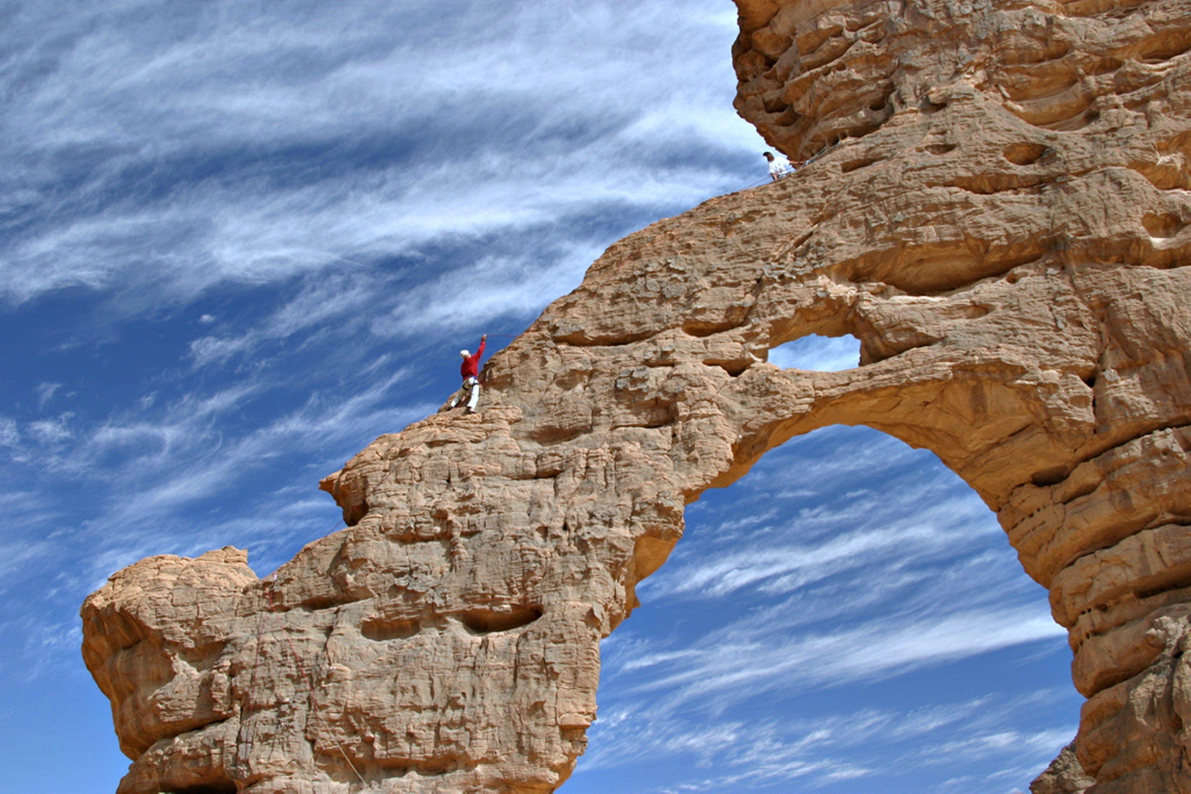Algeria Tassili mountains climb desert wallpaperx2561