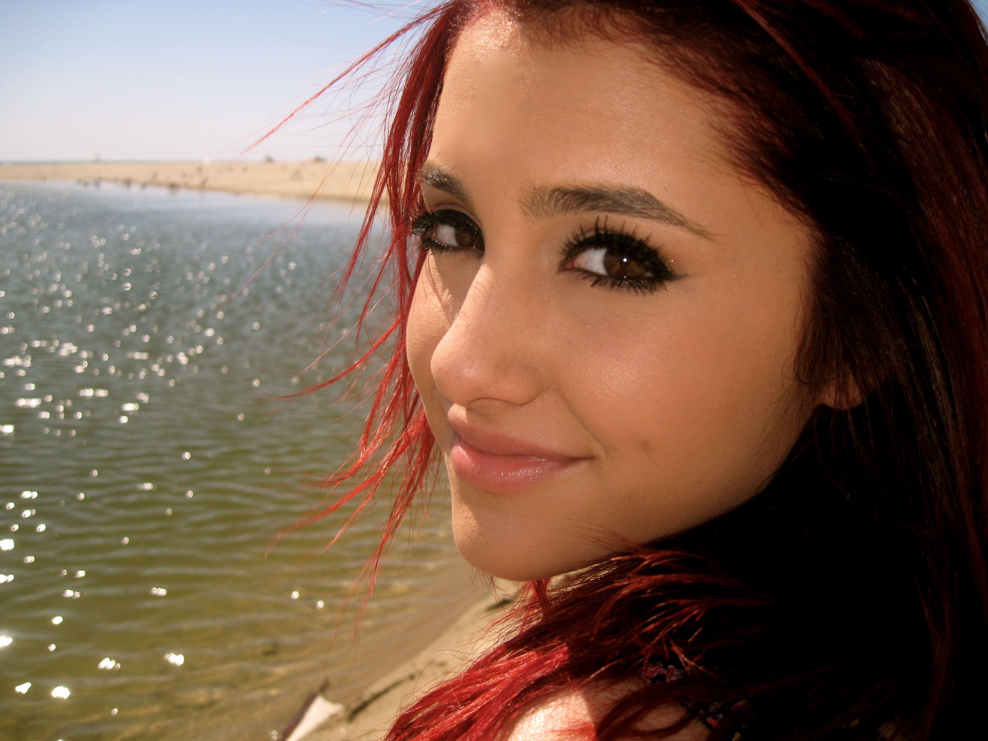 Ariana Grande Wallpapers | Hot Famous Celebrities