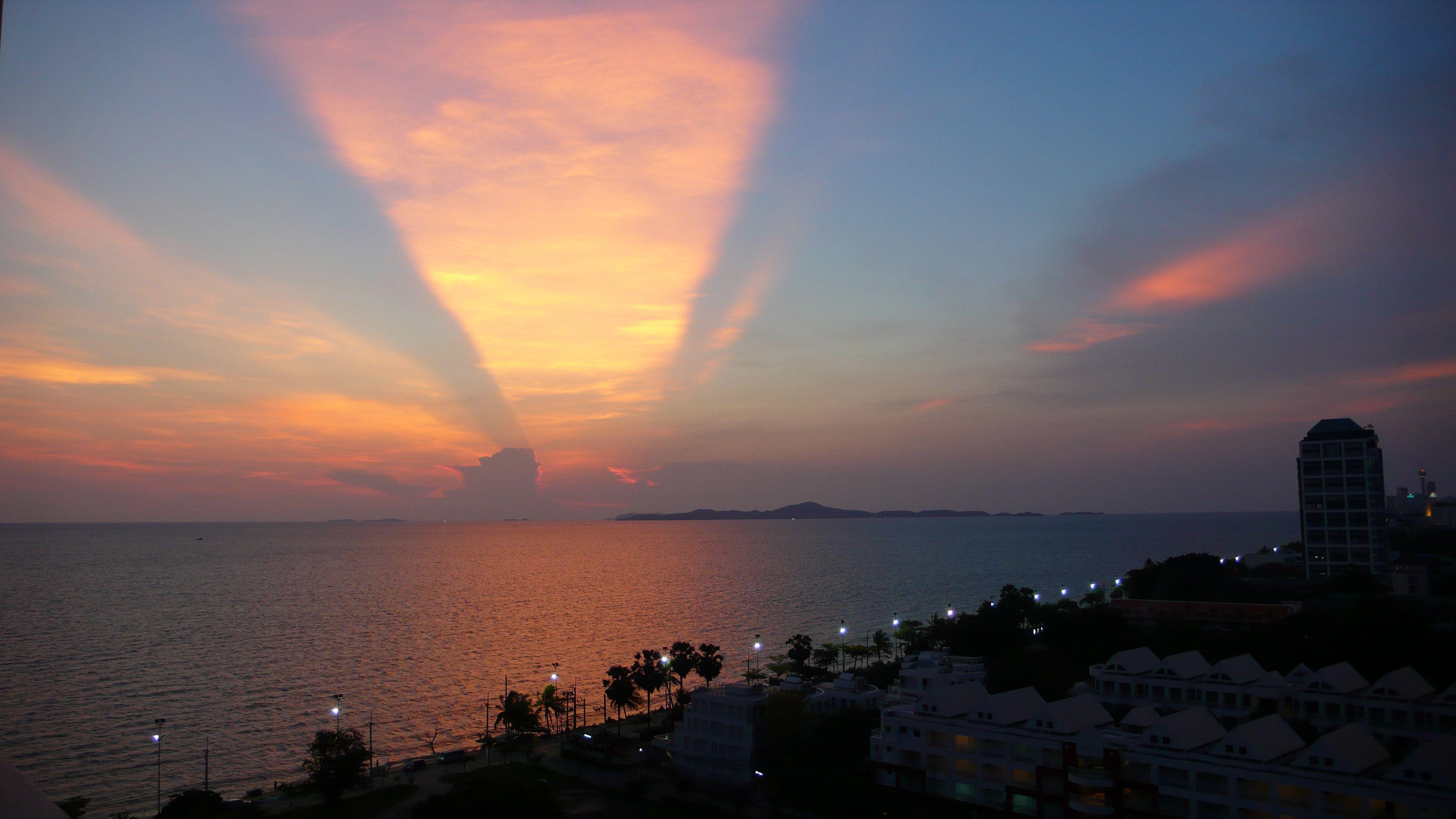 Sunset over the city at a resort in Pattaya, Thailand wallpaper