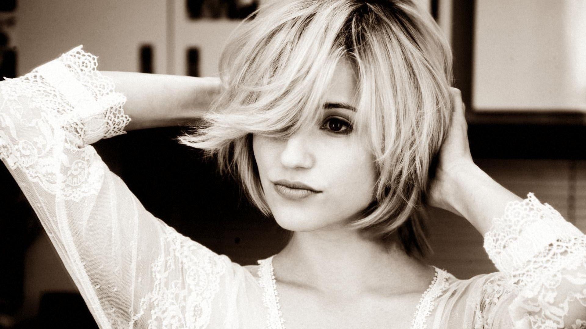 Dianna Agron Wallpaper Image Photo Picture Background