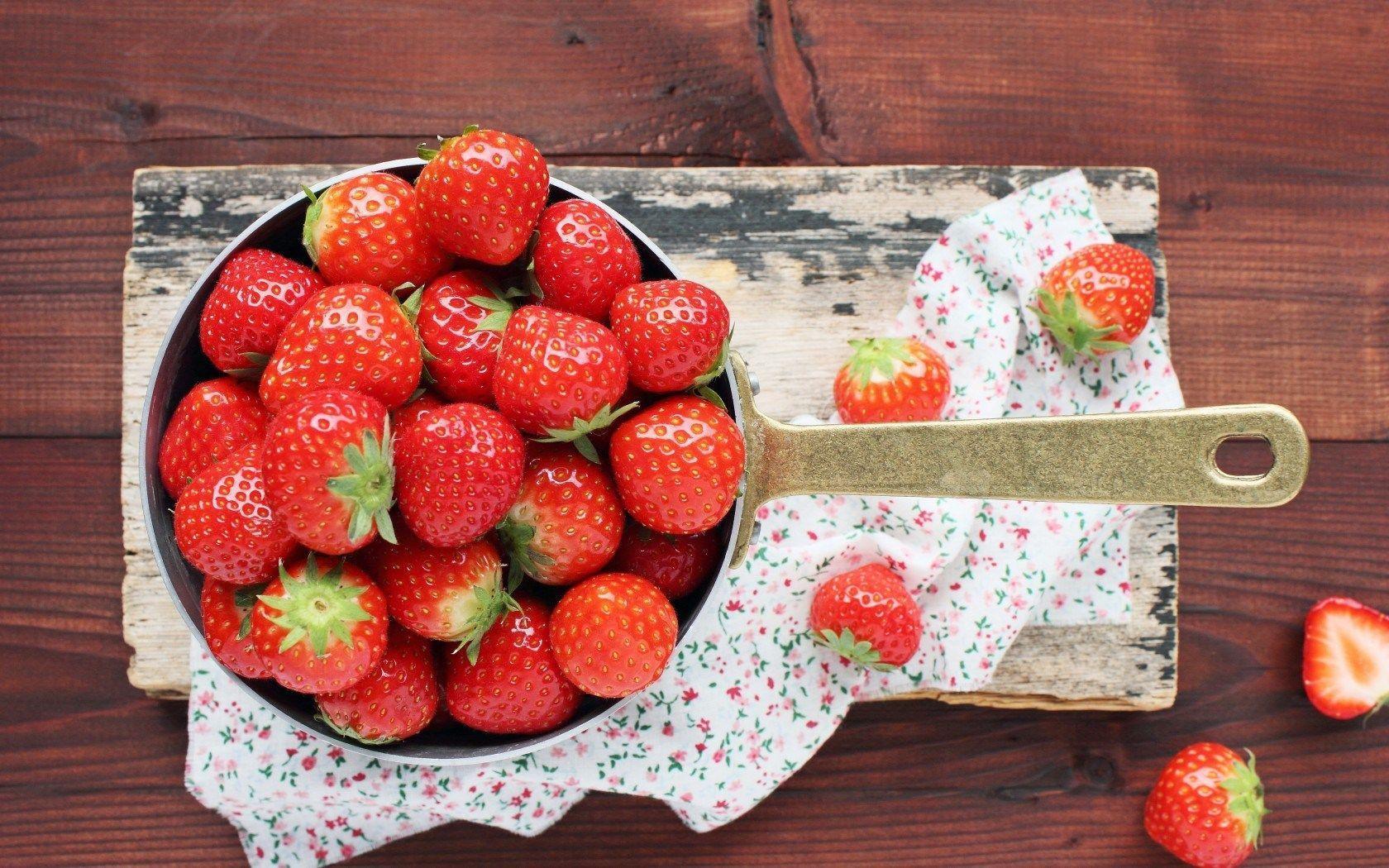 cooking pot, tablecloth, strawberries, fresh, hd wallpapers