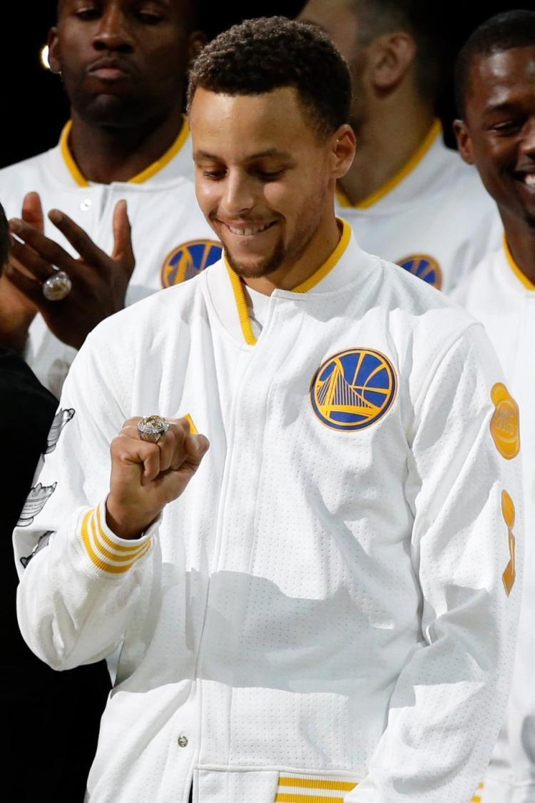 Stephen Curry lights up Pelicans for Warriors win opener
