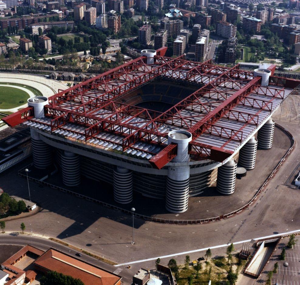 Estadio San Siro, Milán, Italia Superficie Hierba natural
