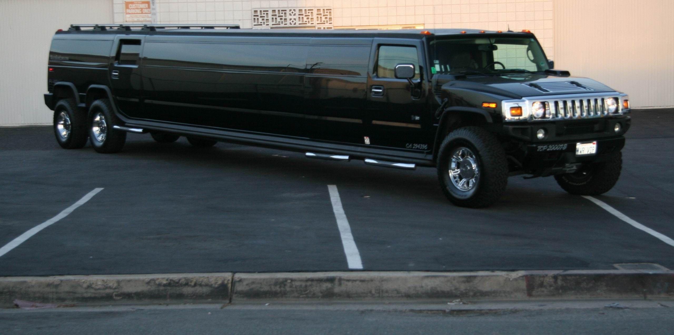 Black Hummer H2 Limousine de 2012 en Los Angeles, California, USA