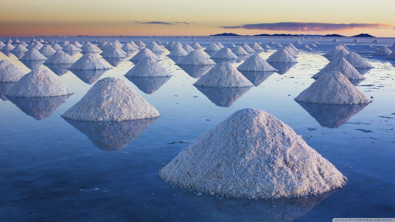 Salt Mounds At Salar De Uyuni, Bolivia HD desktop wallpaper