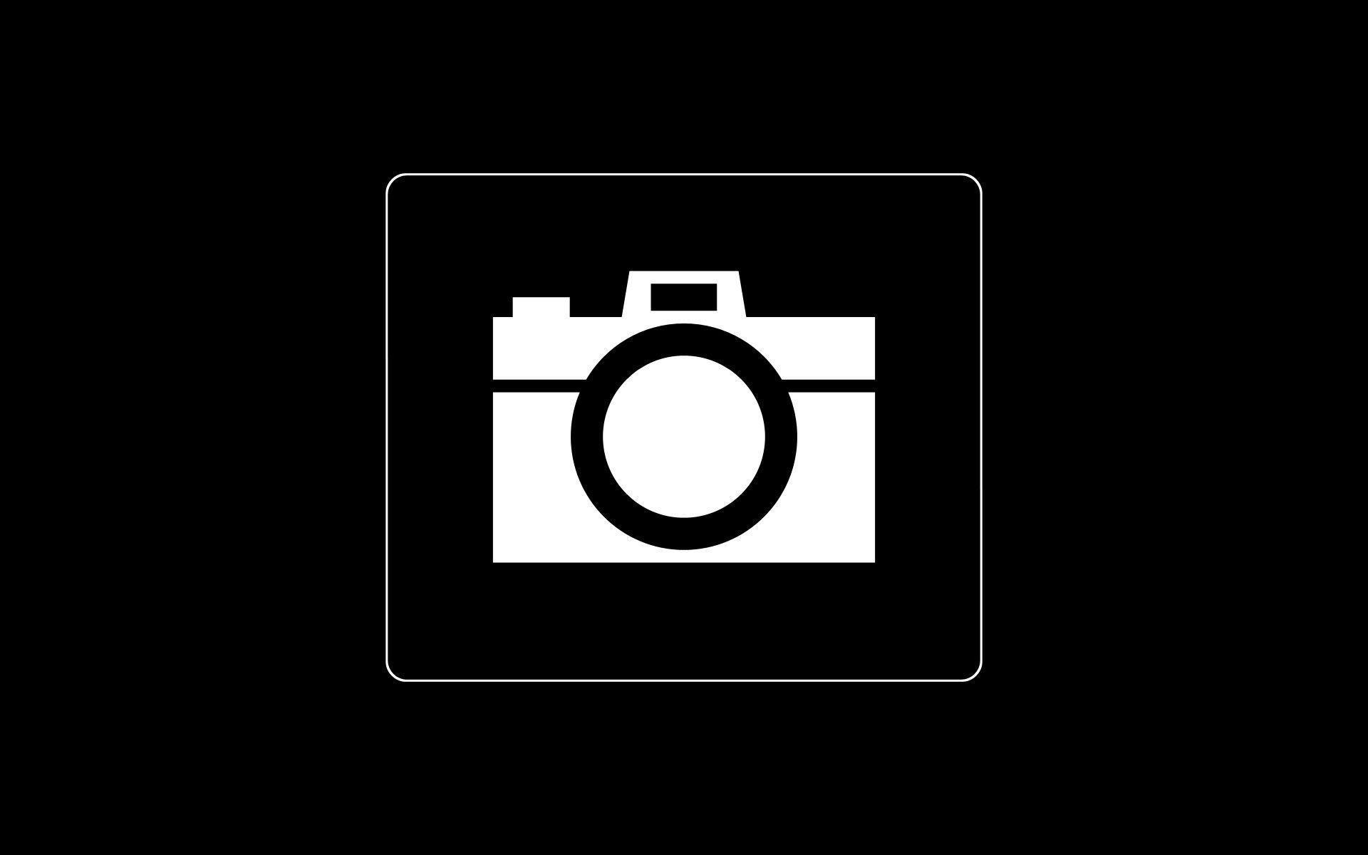 Значок фотоаппарата на черном фоне