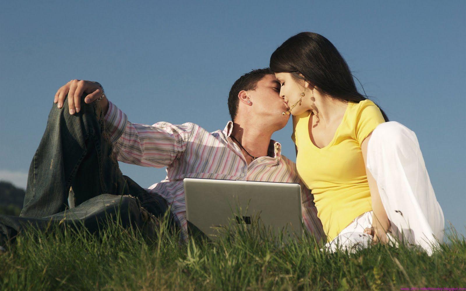 Top and Best Happy Kiss Day Desktop Wallpaper