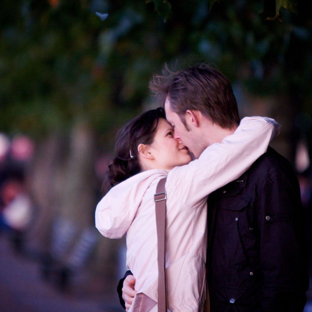 romantic photo of kissing in London