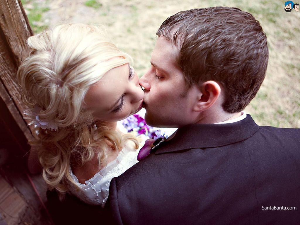 Romantic Couple Kiss at the Beach Love HD Desktop Wallpaper 1024