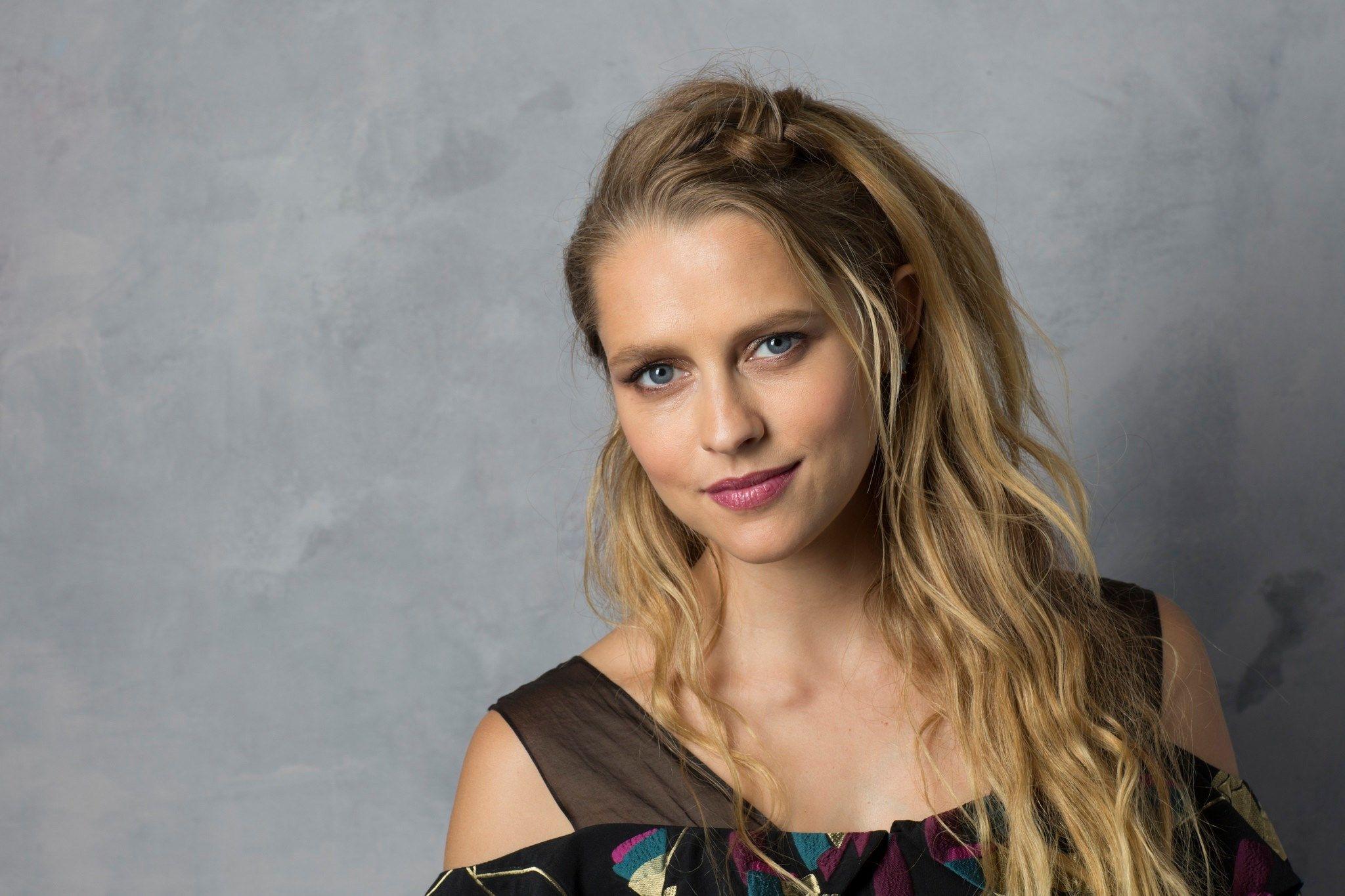 2017 03 05 Teresa Palmer Wallpaper