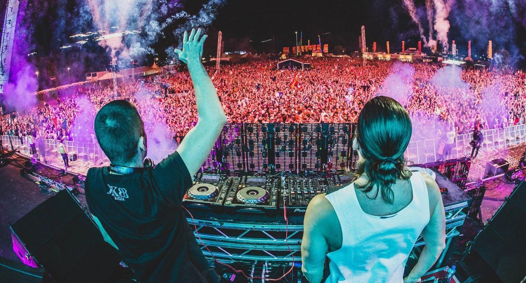 Watch Dimitri Vegas & Like Mike throw massive performance after