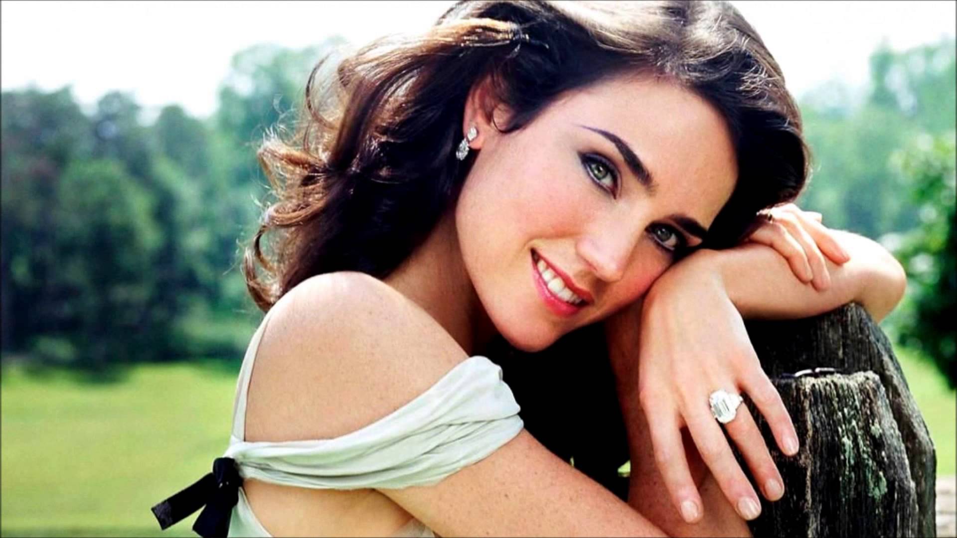 Download Jennifer Connelly Long Curly Hair Wallpaper