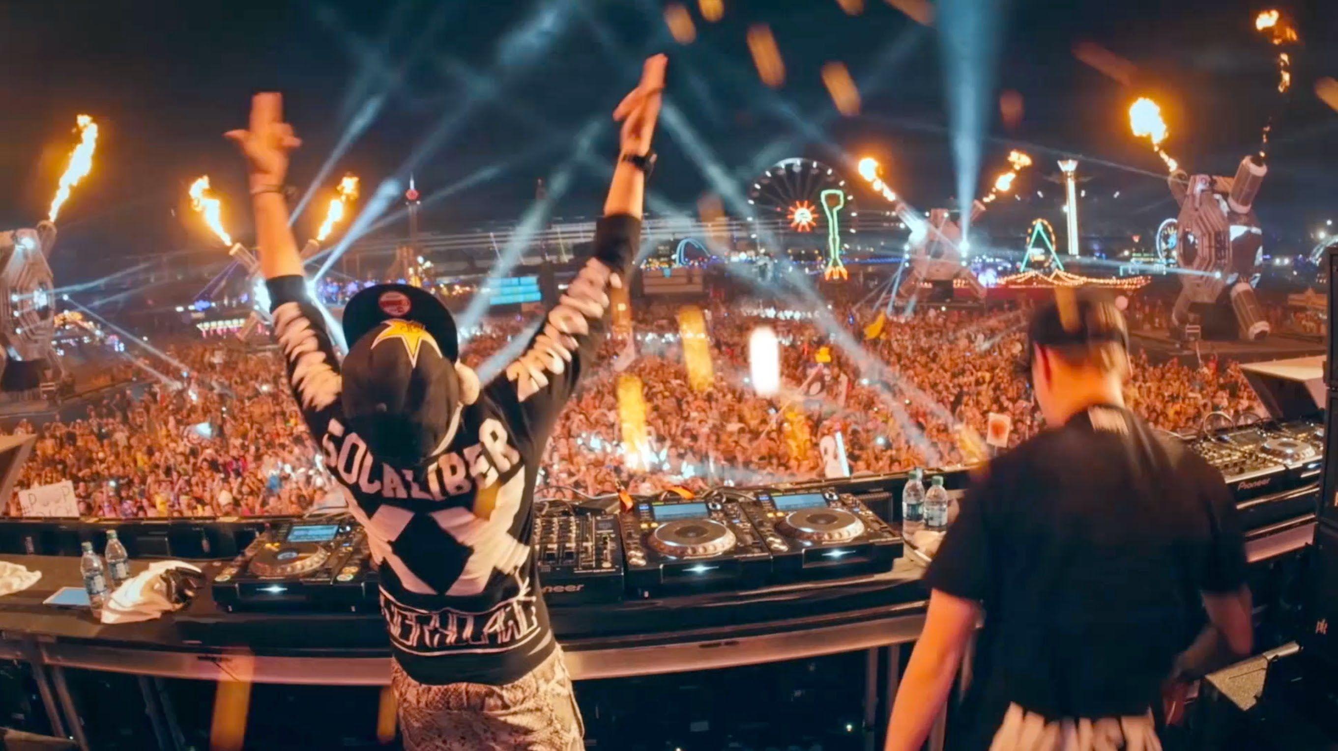 Songs in EDC 2015. FUNTCASE b2b COOKIE MONSTA Youtube