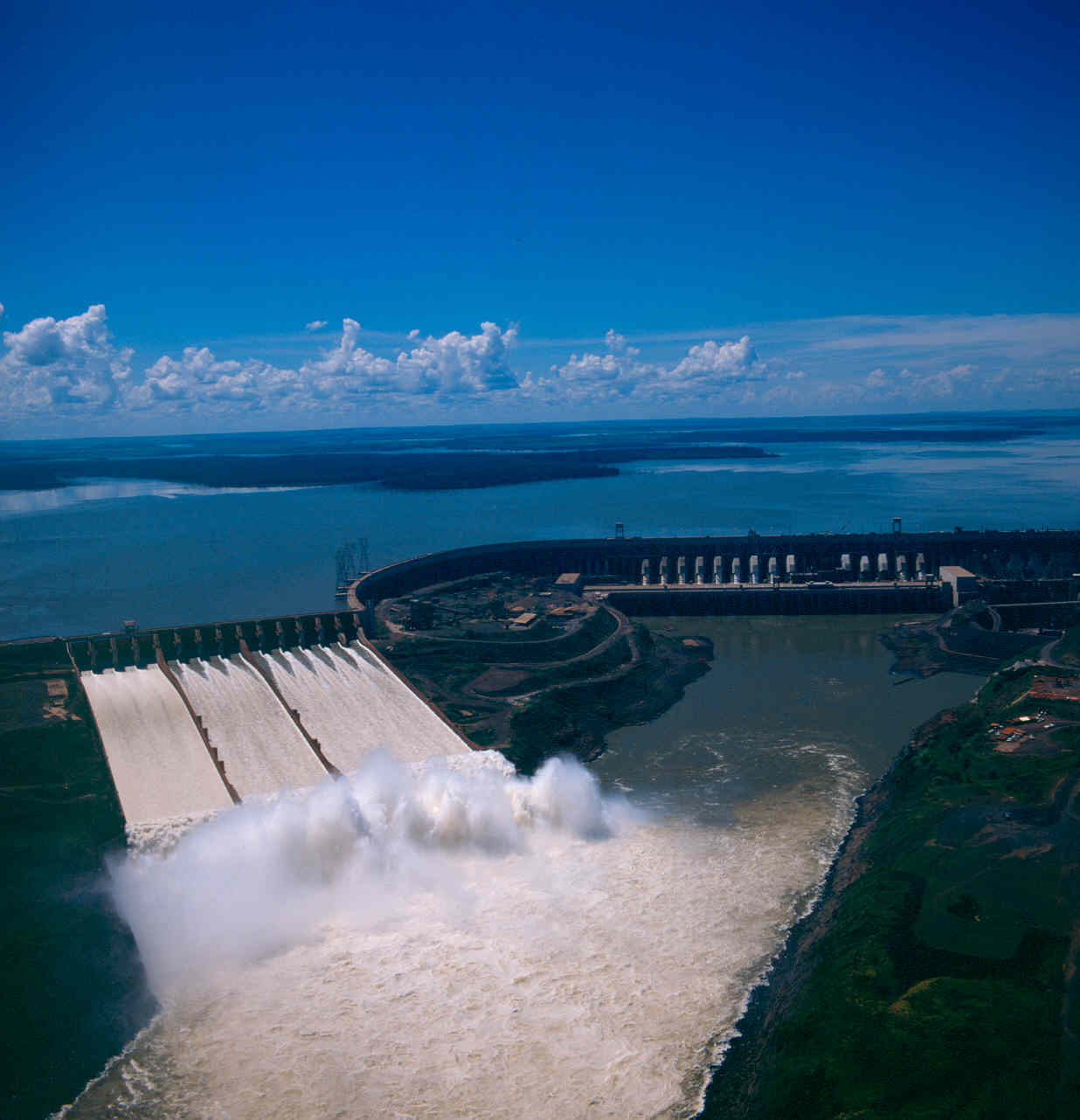Люди перегородили реку большой плотиной вода выше. Итайпу Бразилия ГЭС. Итайпу, Парагвай/Бразилия. Плотина Итайпу в Бразилии. Гидроэлектростанция Итайпу.