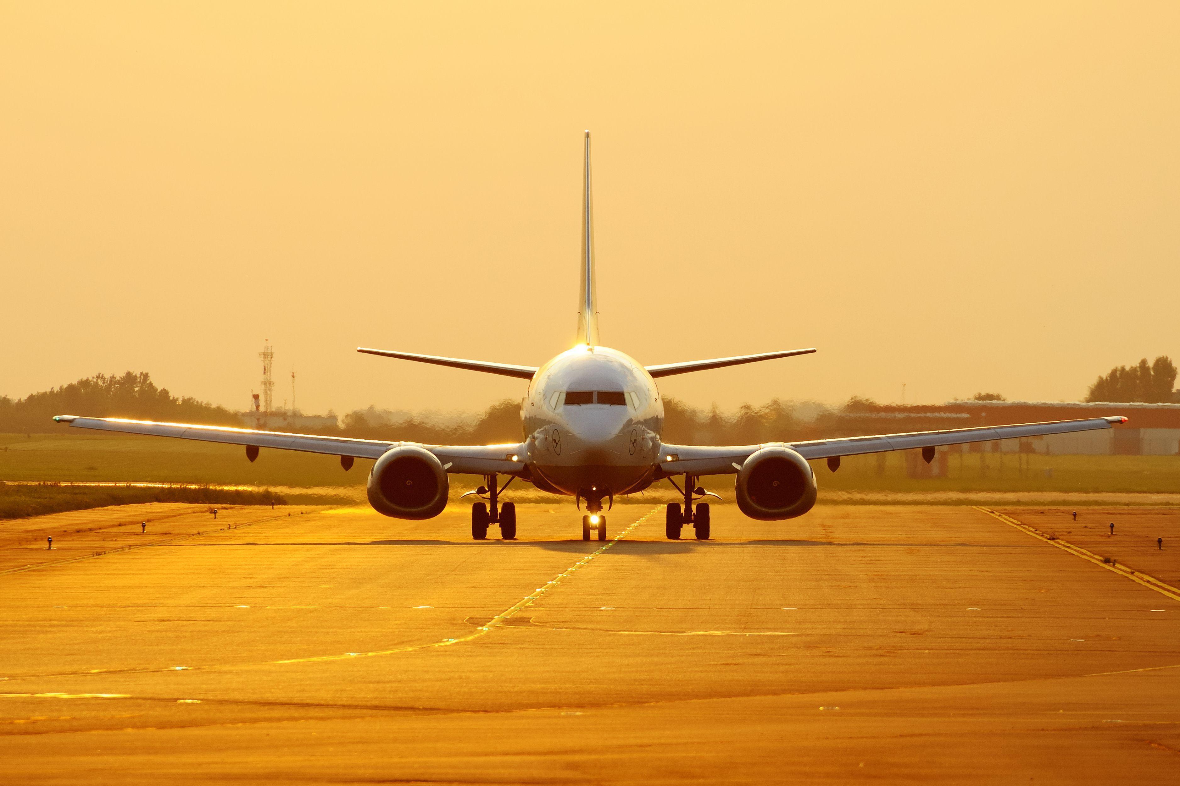 Boeing 737 aircraft on the runway wallpaper and image