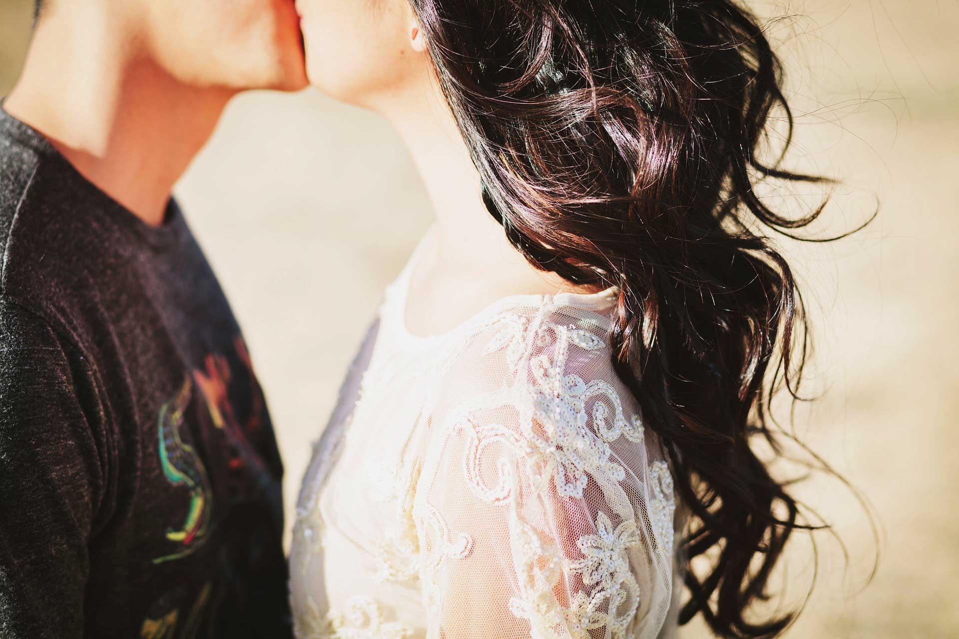 Kissing Picture Of love Couple. HD Kissing Wallpaper of Couples