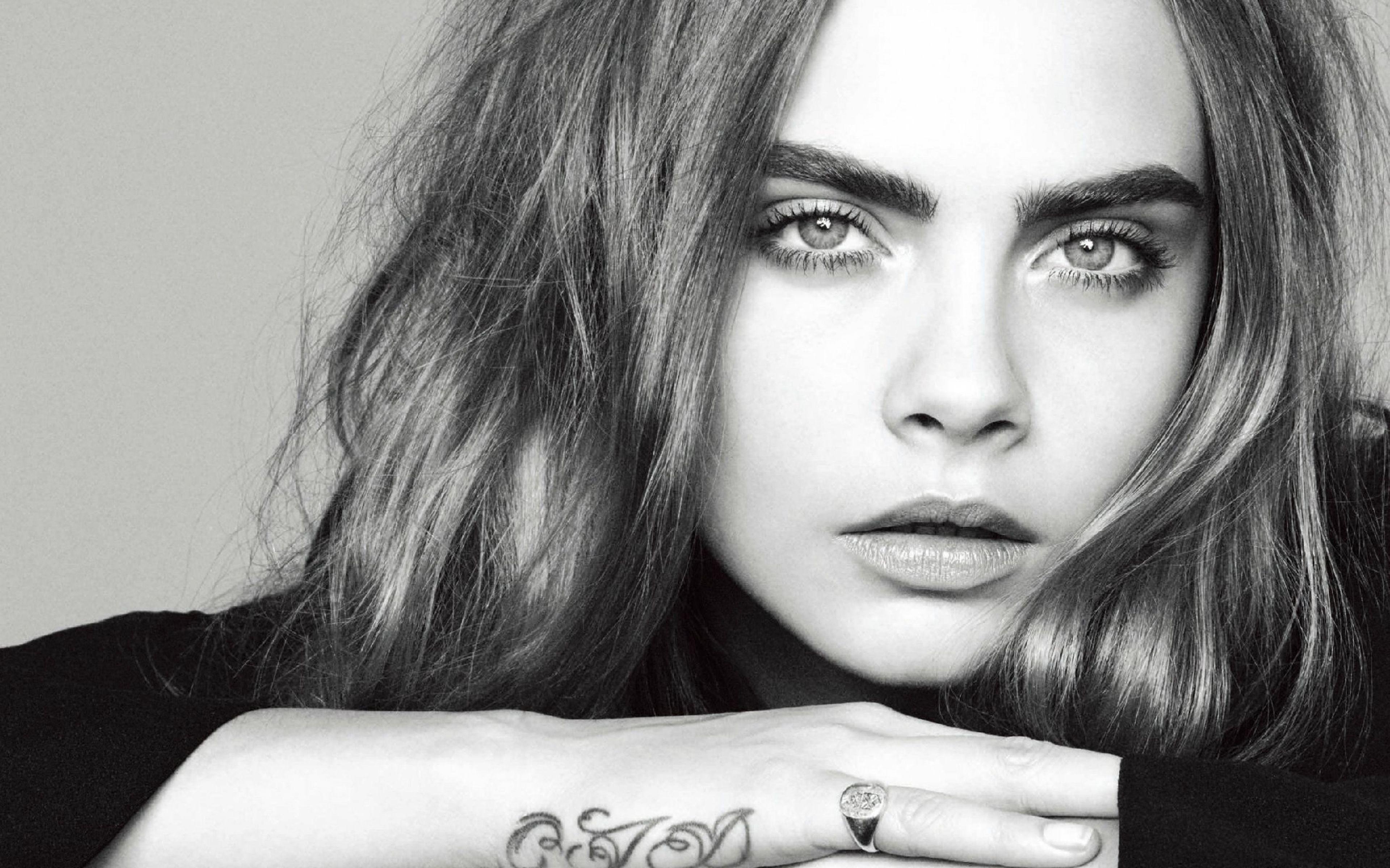 Каре де виль. Cara Delevingne чб.