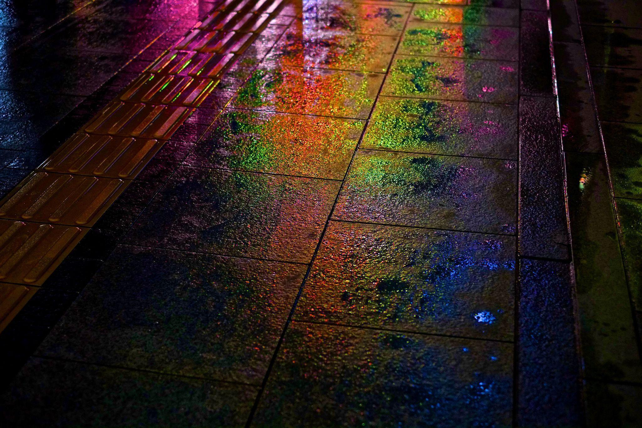 Night street wet rain rainbow bokeh wallpaperx1365