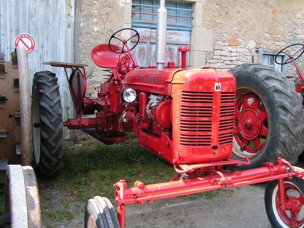 File:McCormick International Farmall tractor.jpg