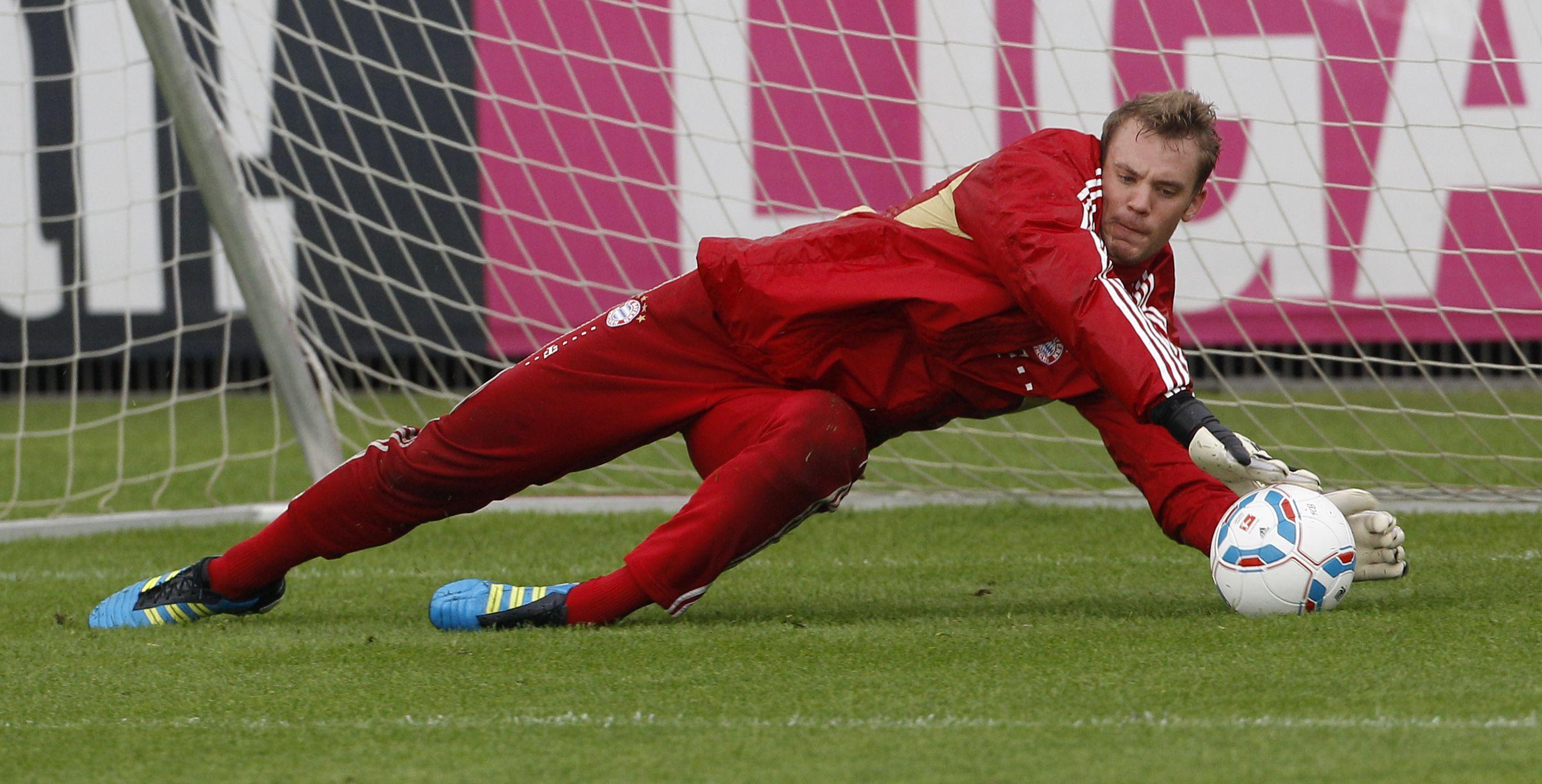 The player of Bayern Manuel Neuer is defending the gates