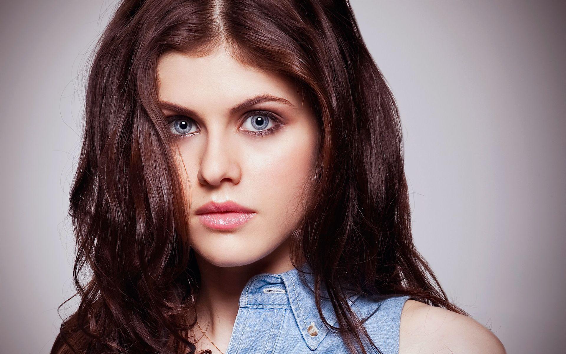 Alexandra Daddario 2017: dating, smoking, origin, tattoos & body