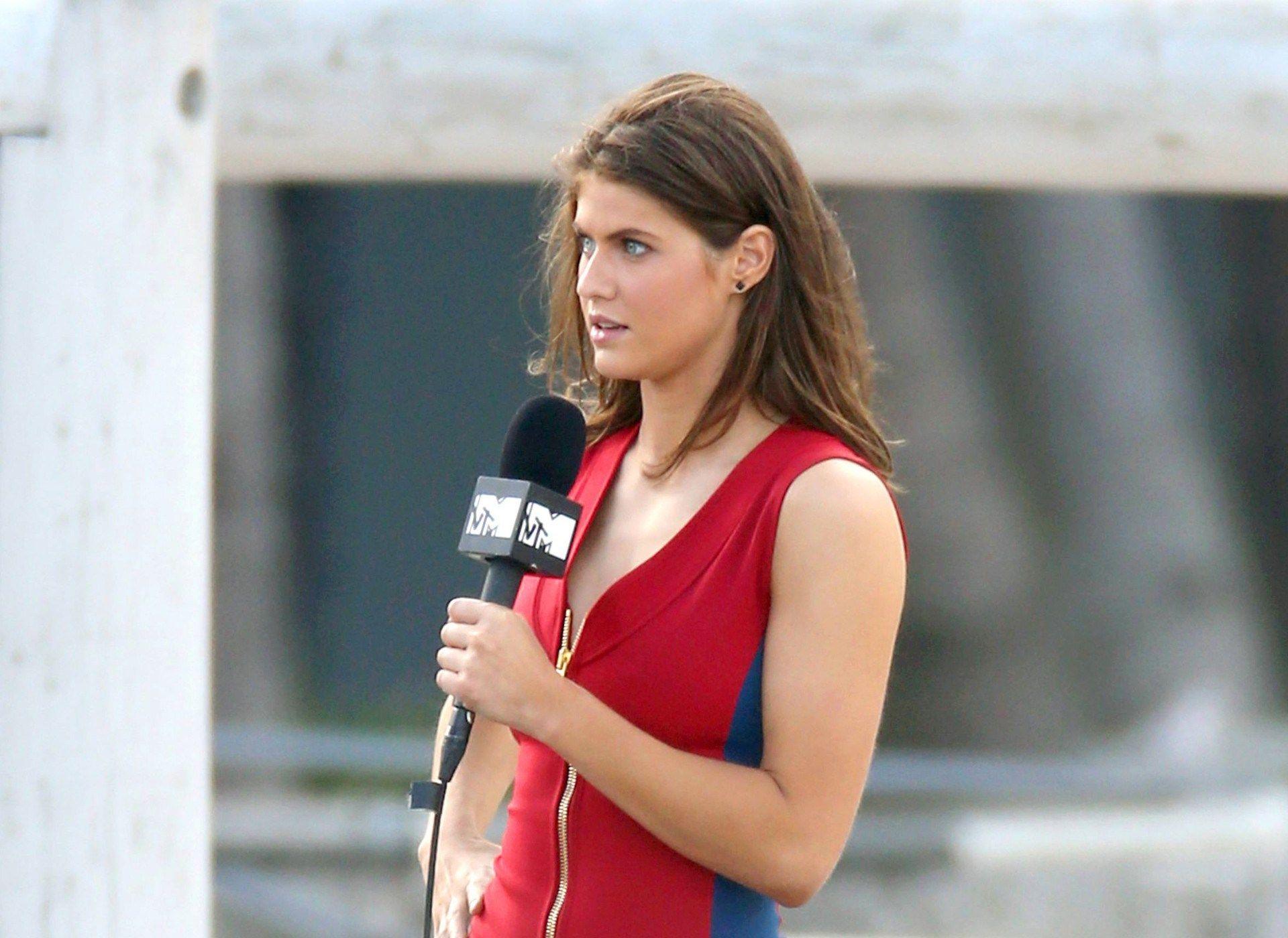 Baywatch Alexandra Daddario HD Wallpaper