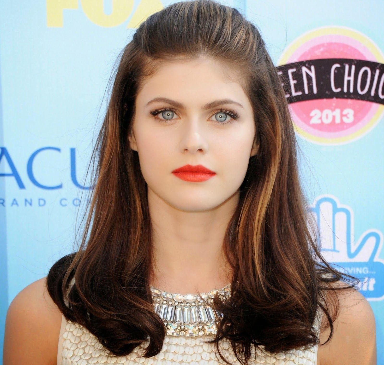 HD Alexandra Daddario Wallpaper