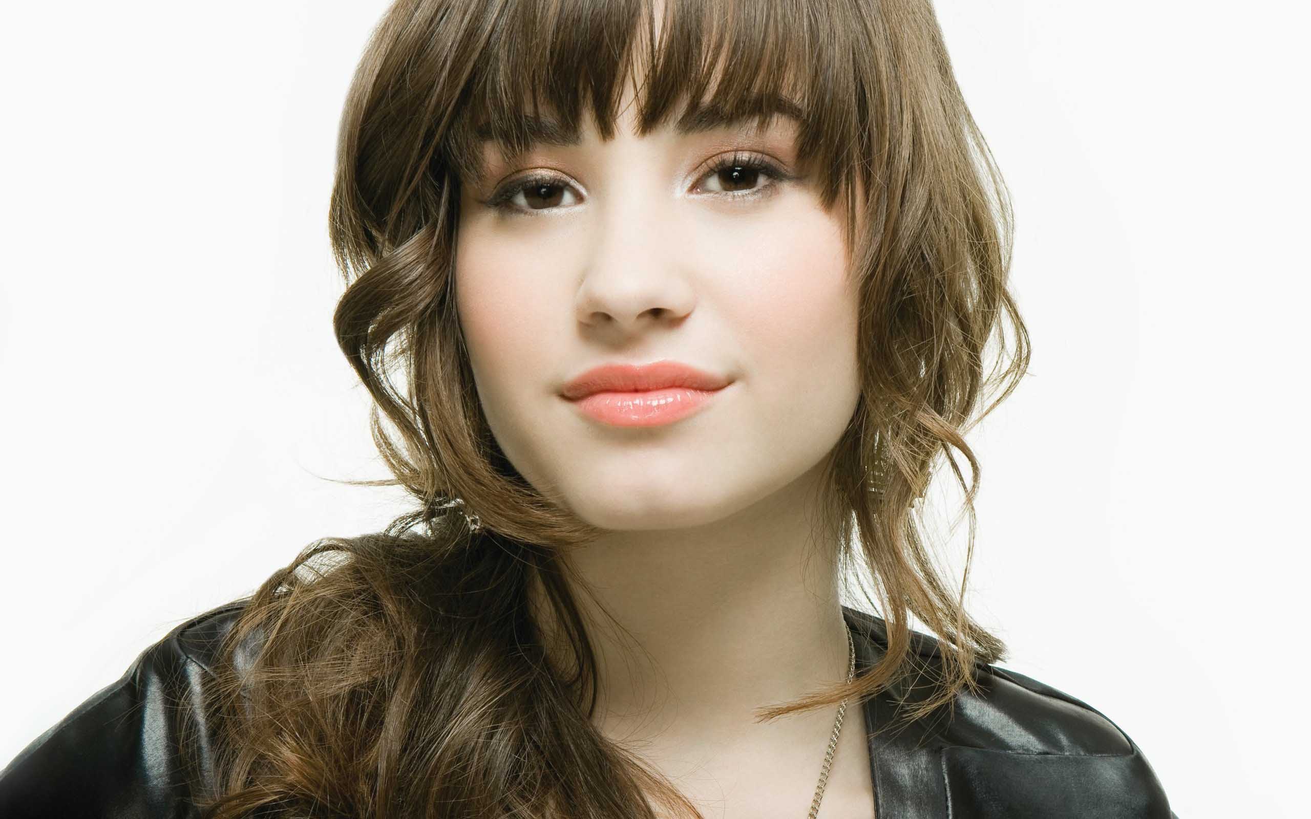 Demi Lovato Cute Hollywood Actress HD Wallpaper Free Hollywood
