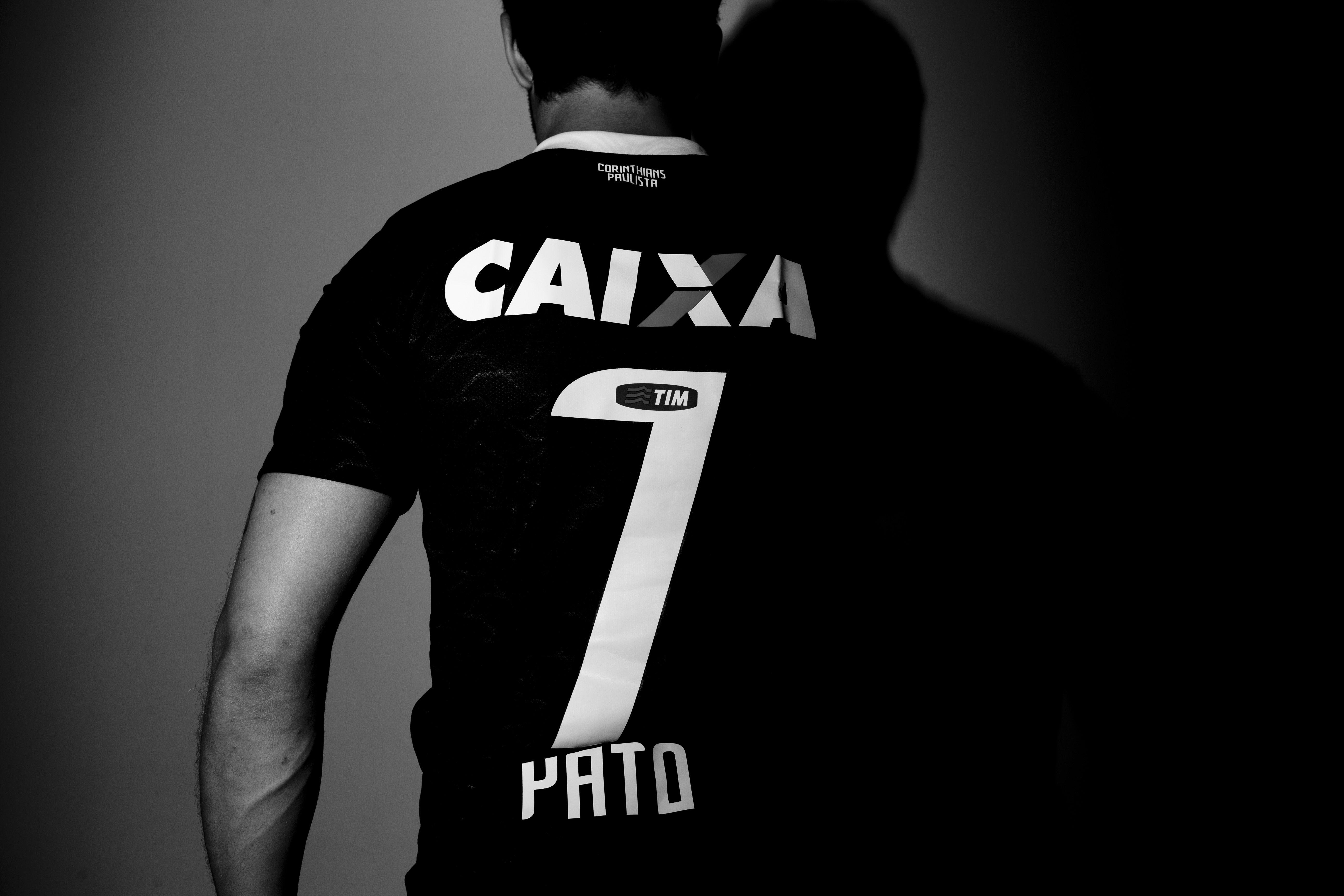 Corinthians Alexandre Pato in black wallpaper and image