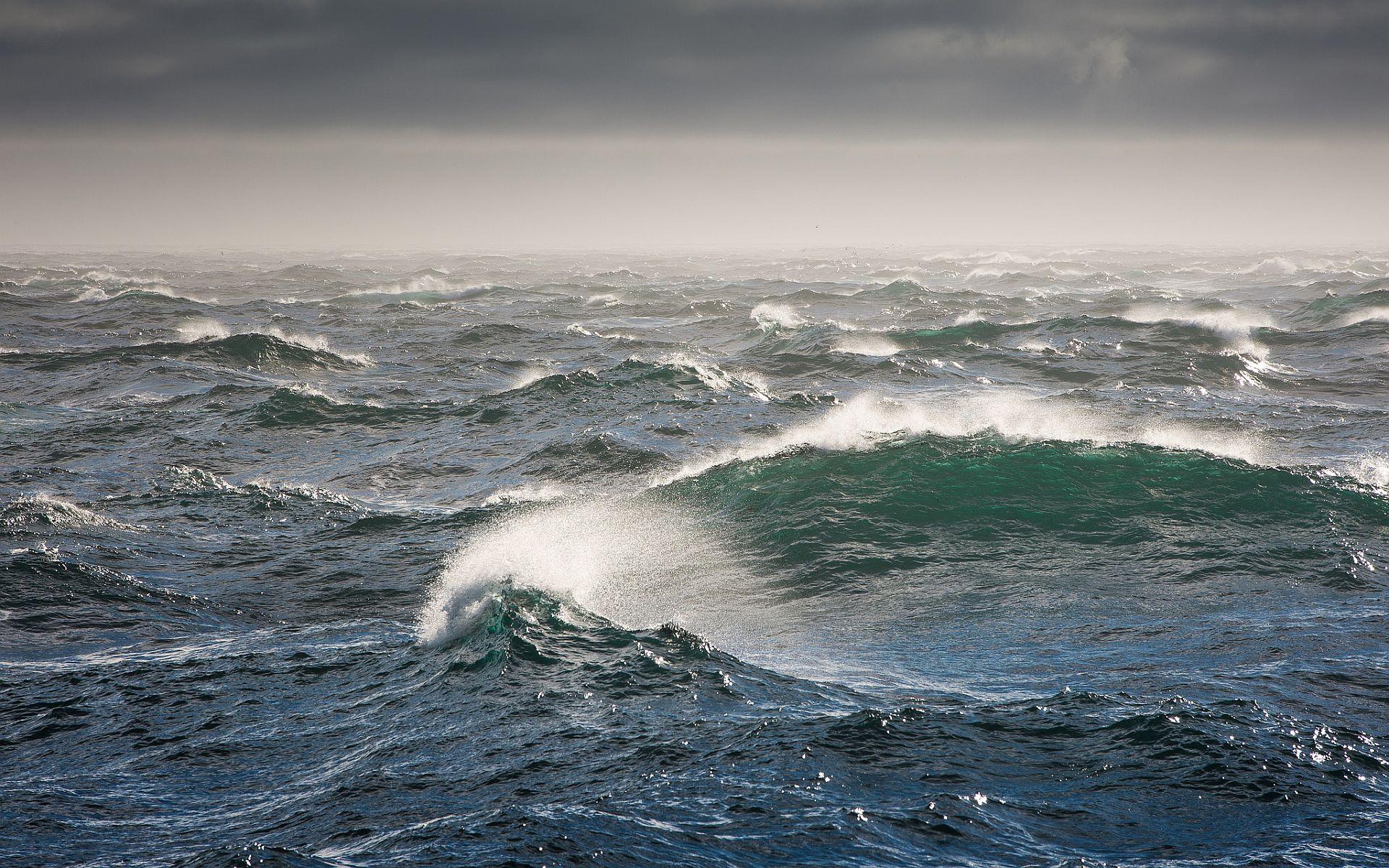 Rough ocean waves Wallpaper