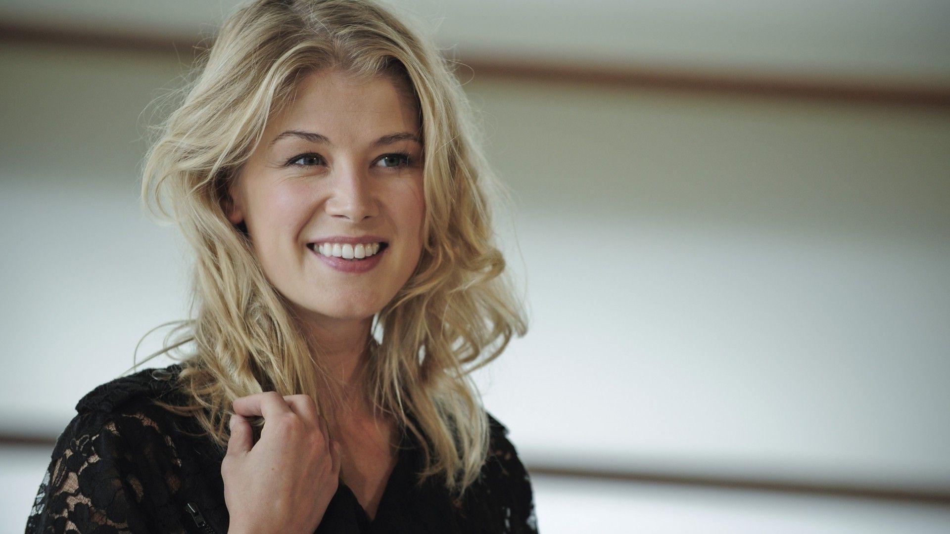 Rosamund Pike Wallpaper High Resolution and Quality Download