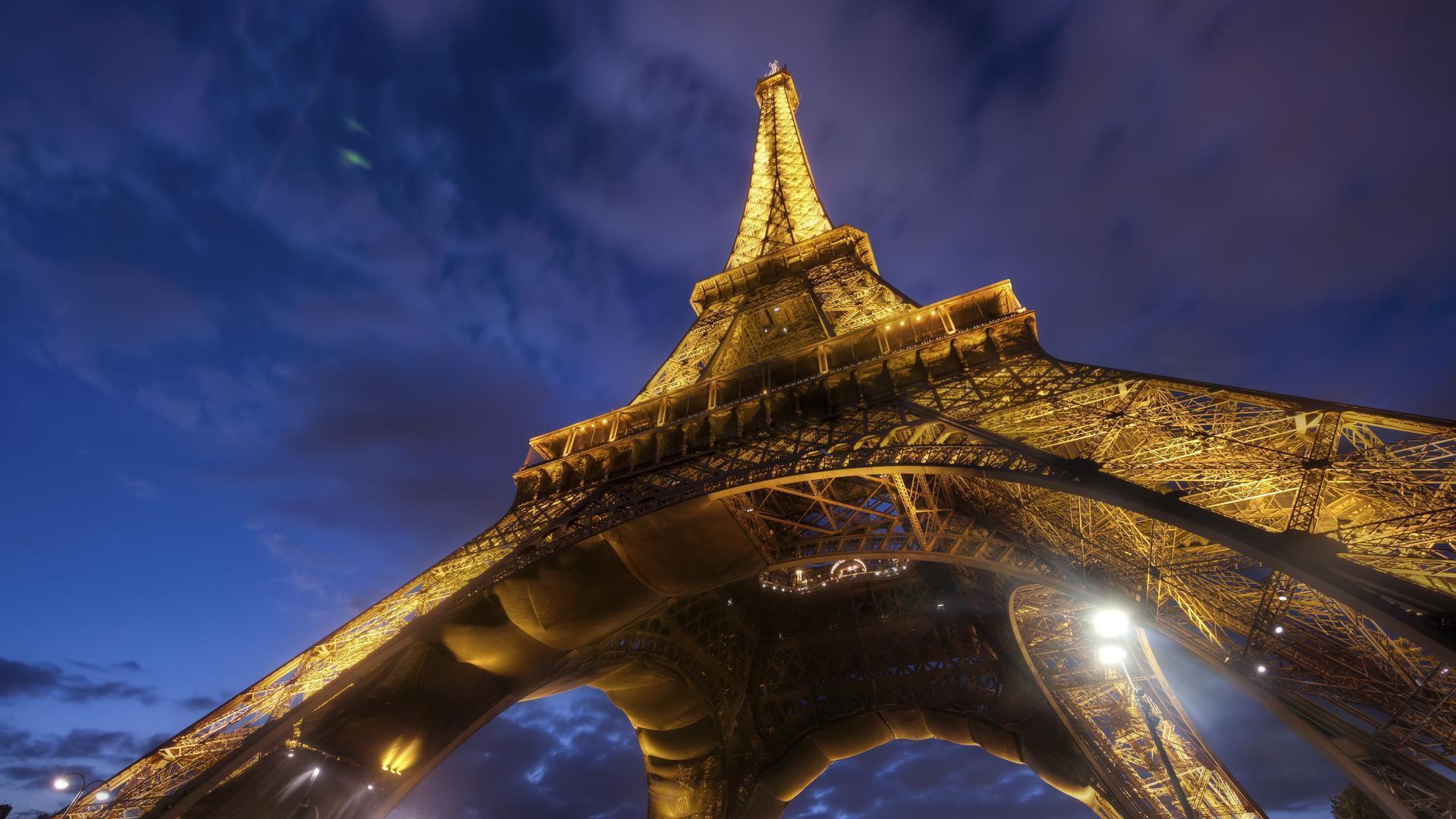 Eiffel Tower Superb Wallpaper