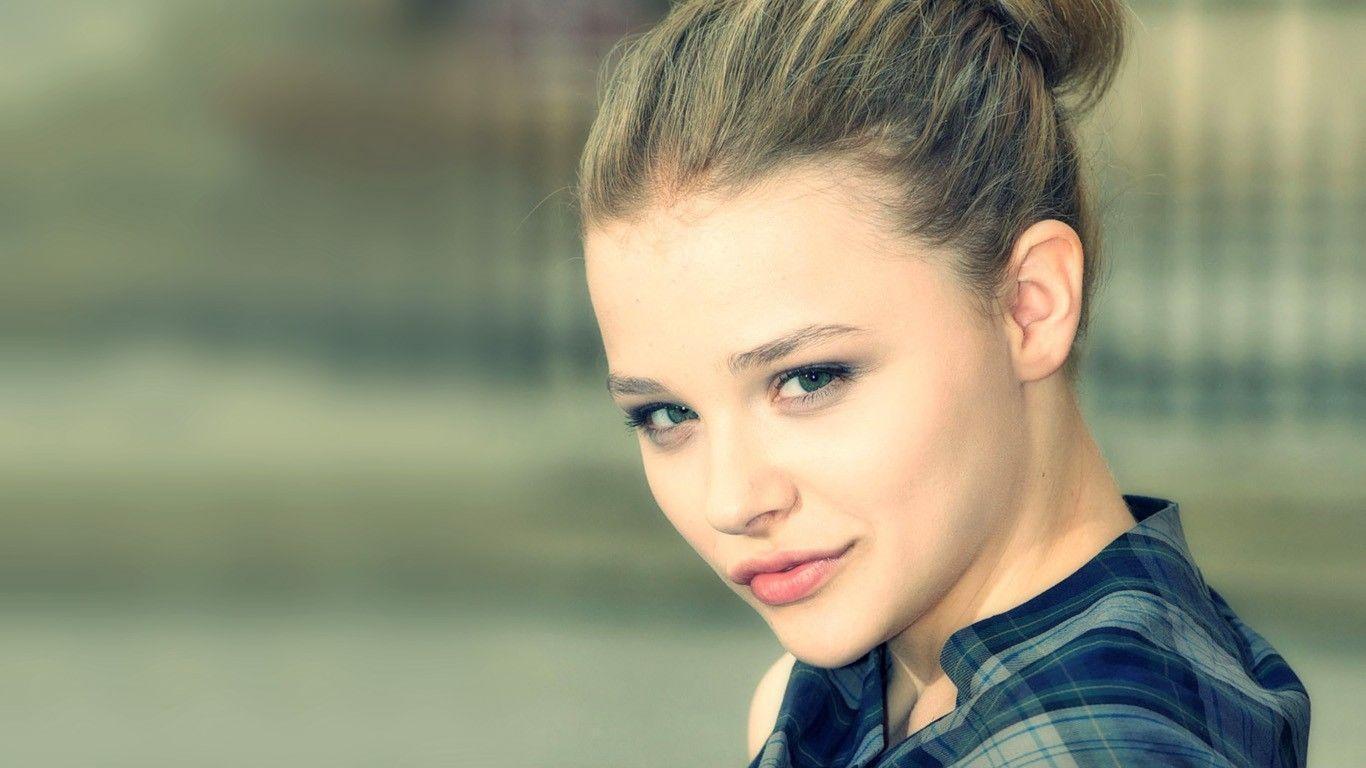 Actress Chloe Grace Moretz Wallpaper HD Wallpaper 1920×1200